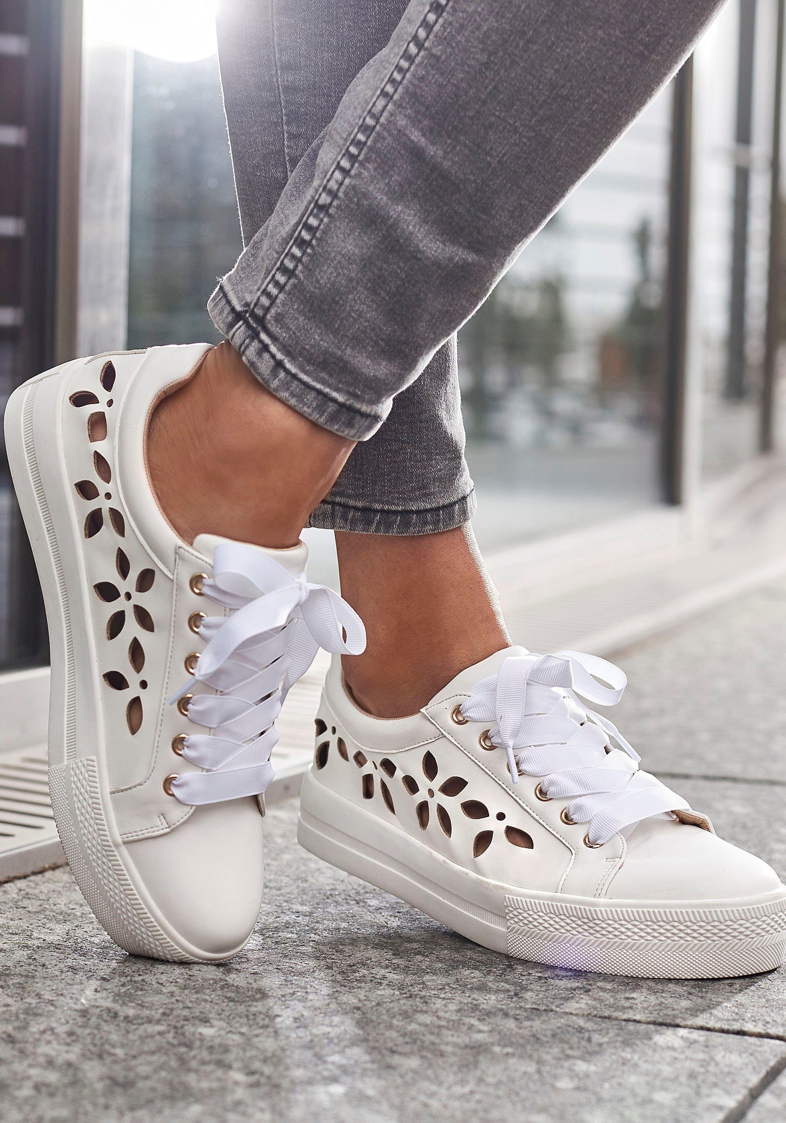 LASCANA Sneaker mit kleinen Cut-Outs, Schnürhalbschuhe, Freizeitschuhe VEGA günstig online kaufen