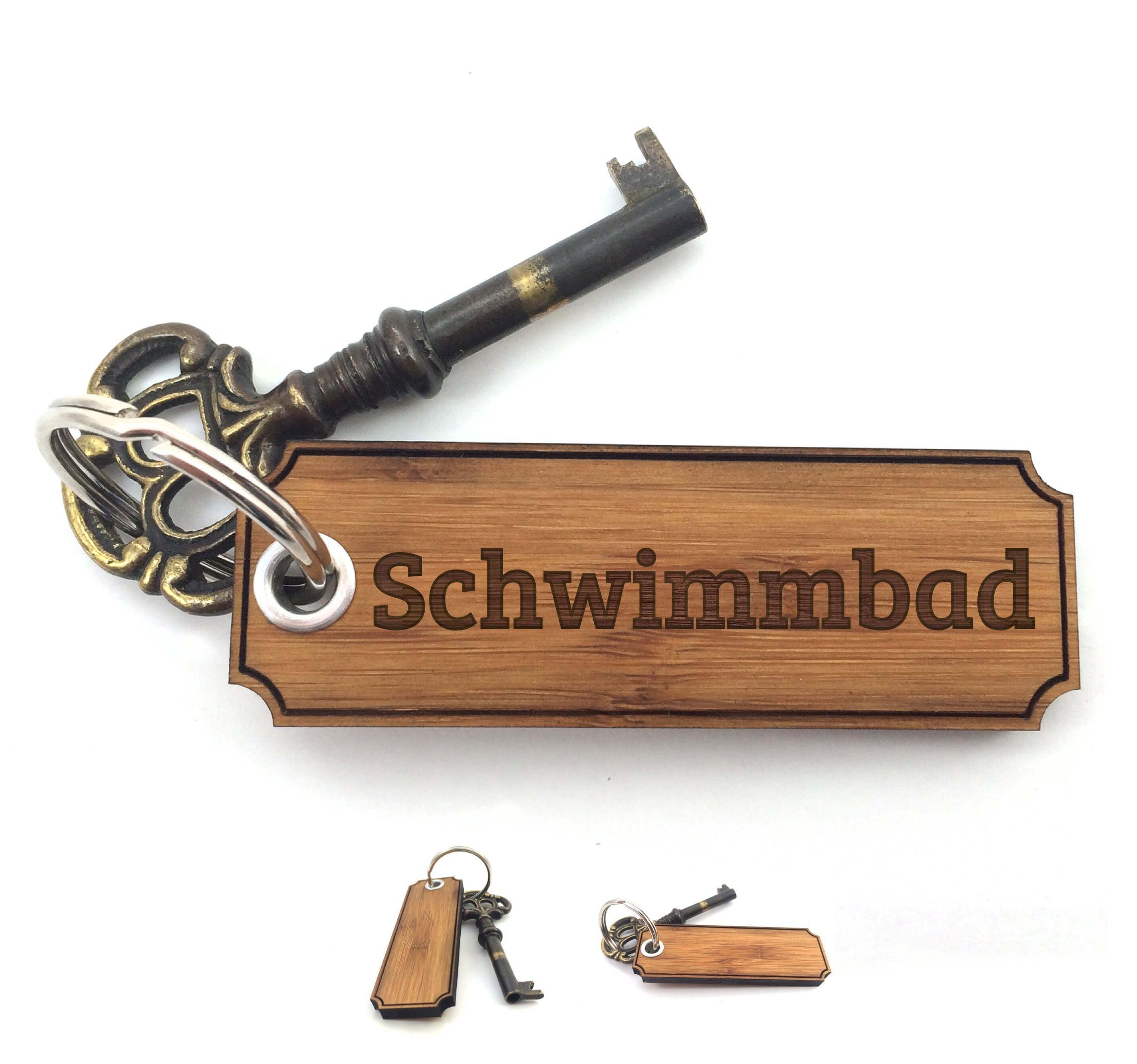 Mr. & Mrs. Panda Schlüsselanhänger Schwimmbad - Bambus - Geschenk, Geschenke, Schlüsselanhänger, Anhänger, Glücksbringer, Schenken, Gravur, Taschenanhänger (1-tlg)