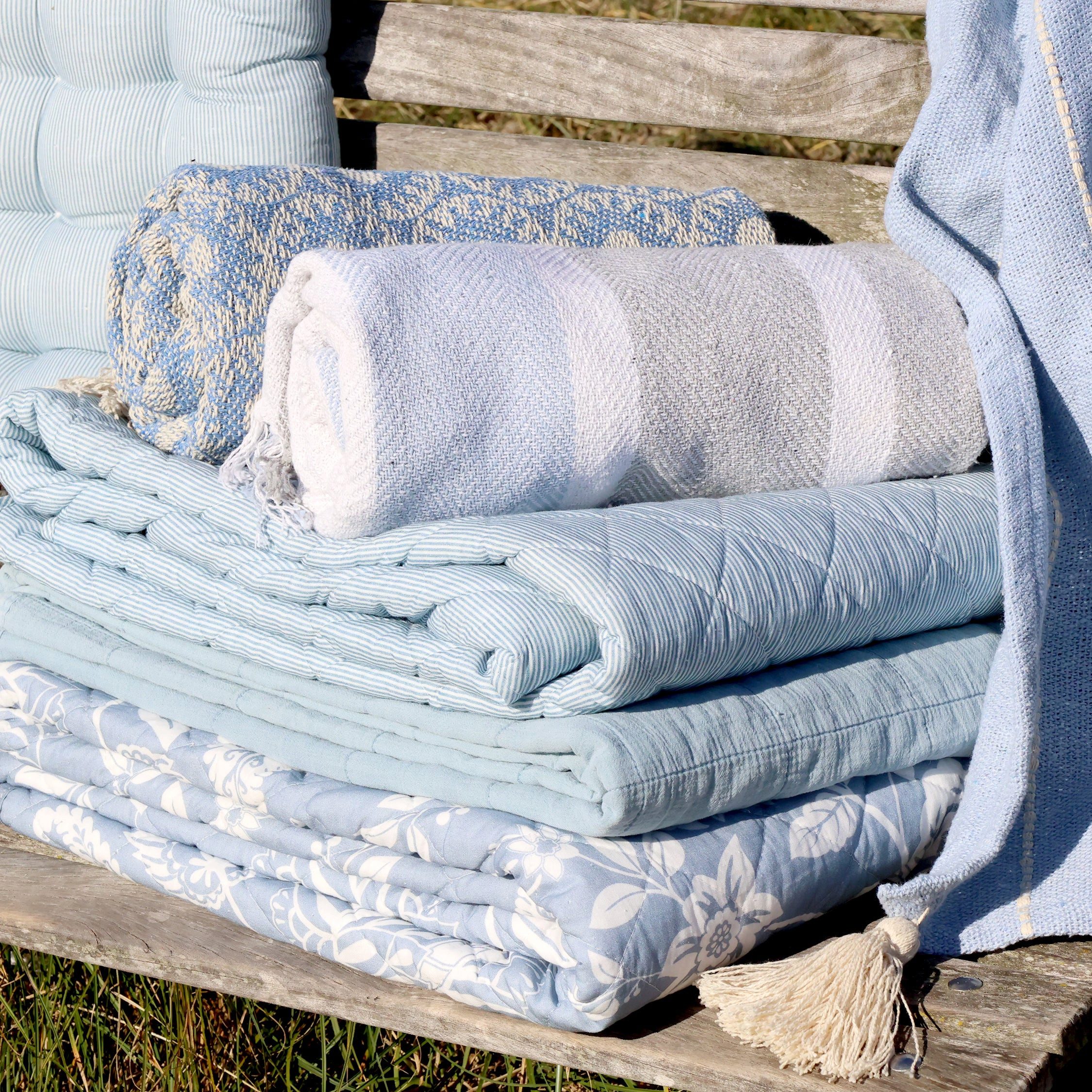 Chic Antique Tagesdecke Chic Antique Aix Quilt mit Blumenmuster Sky Blue