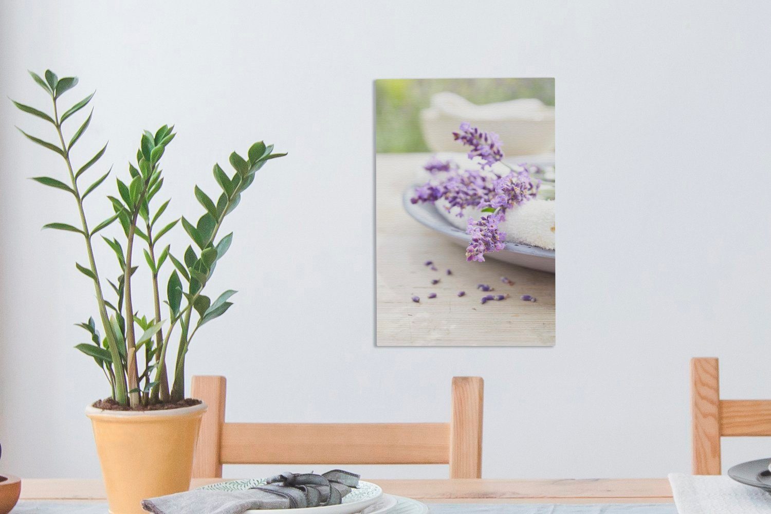 OneMillionCanvasses® Leinwandbild Lavendel im Thermalbad St), inkl. Zackenaufhänger, Gemälde, bespannt fertig einem (1 20x30 cm Teller, Leinwandbild auf