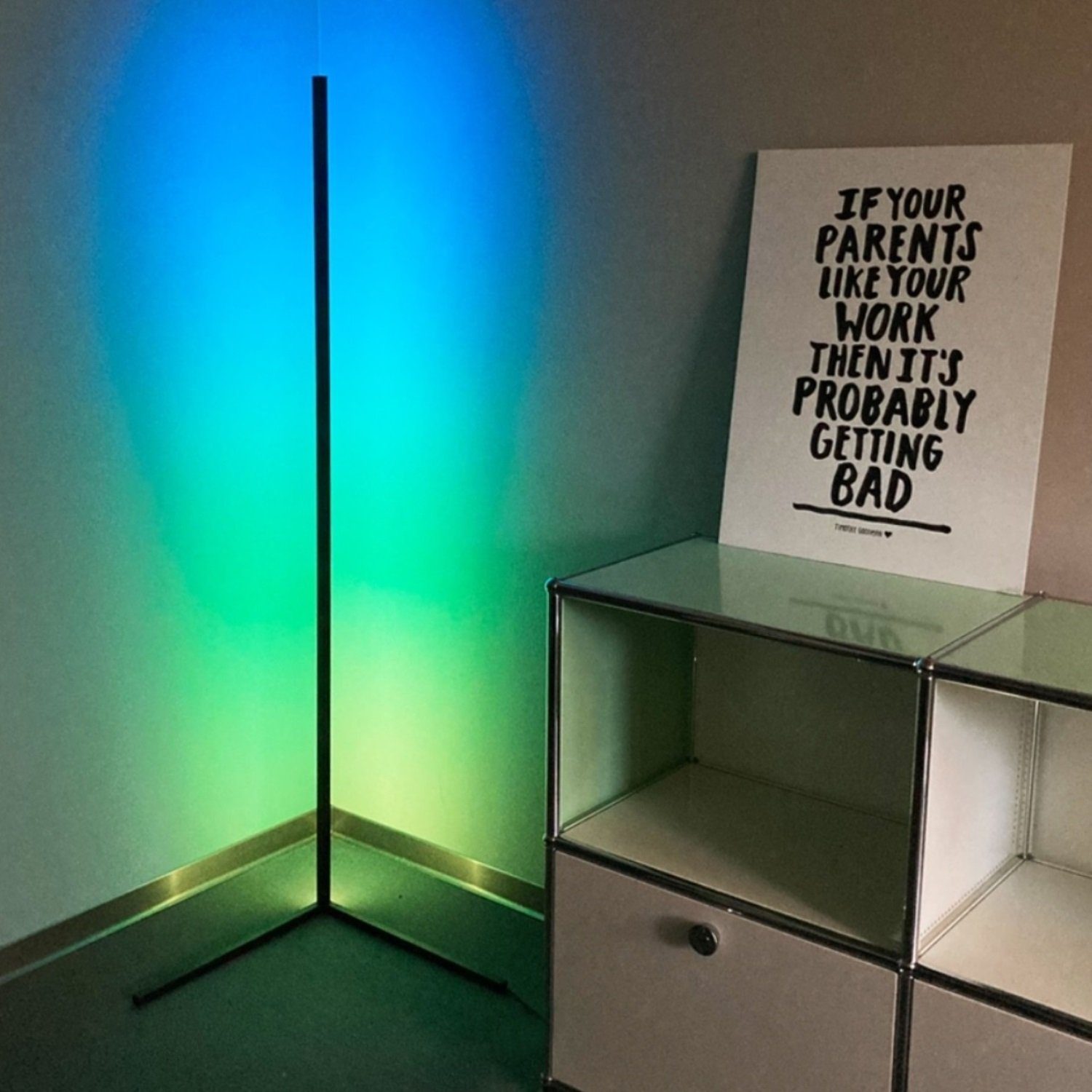 KOKA Stehlampe LED Ecklampe Steh-Lampe Wand-Leuchte Decken-Fluter, Fernbedienung, Ein-/aus Schalter, Farbpalette um einzelne Farben auszuwählen, Helligkeits-Steuerung, 358 verschiedene Effekte, LED fest integriert, Divers, Wohnzimmer Stand-Leuchte RGB