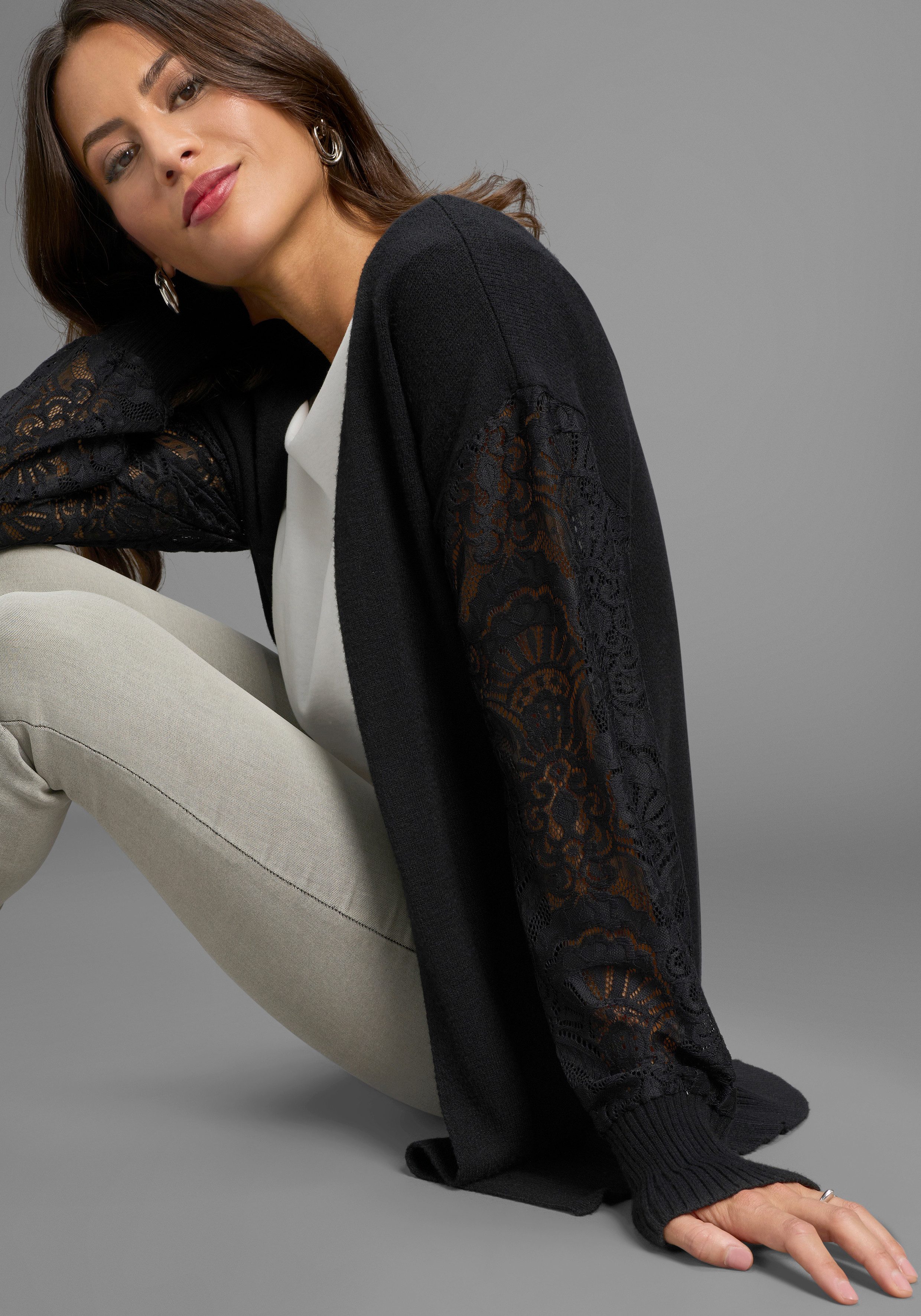 Laura Scott Strickjacke kuscheliger Winterstrick mit femininen Spitzenärmeln - NEUE KOLLEKTION. Reduzierter Preis € 40,99. Unverbindliche Preisempfehlung € 49,99, (€ 40,99 pro 1 Stk)