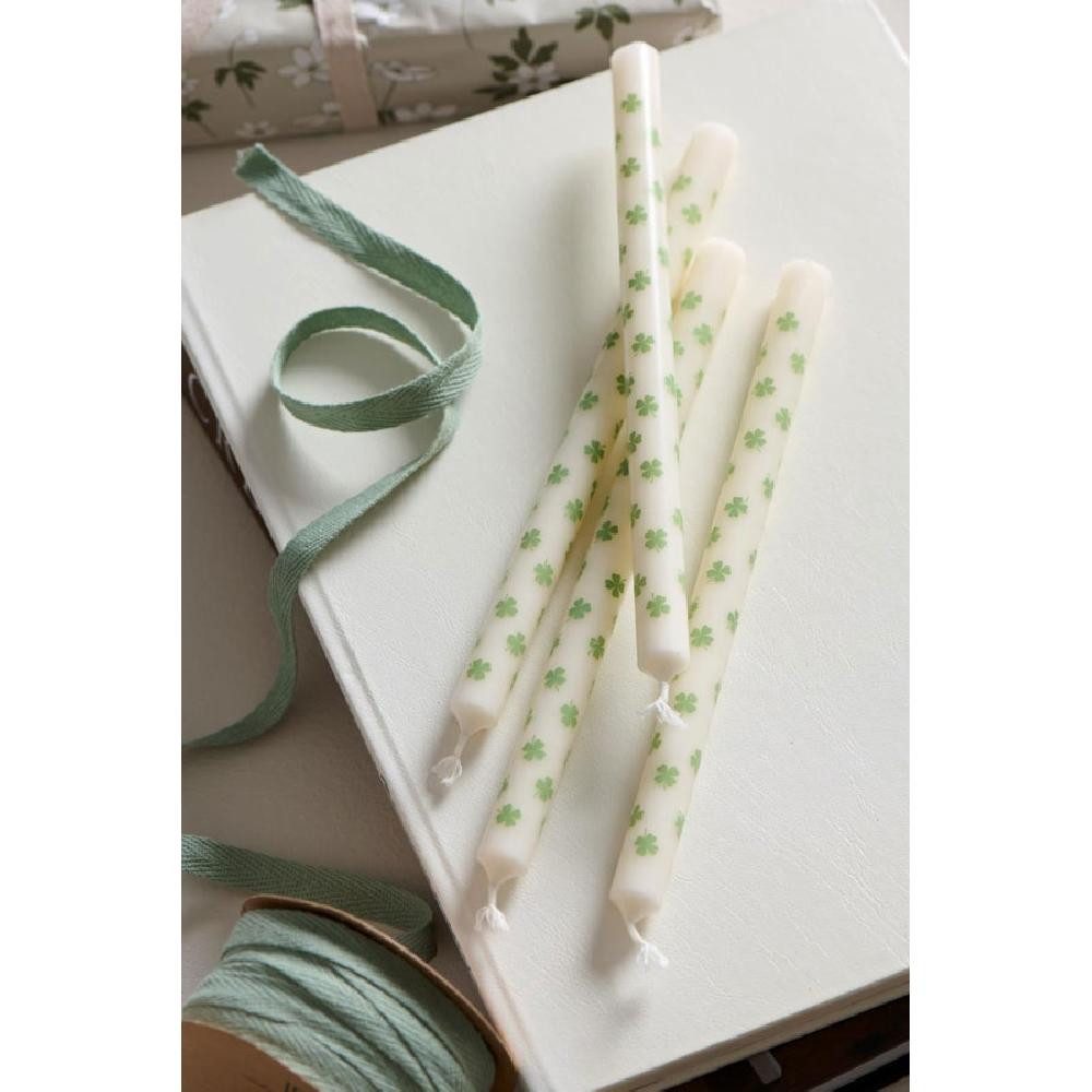 Ib Laursen Tafelkerze Ib Laursen Kerze schmal hoch mit grünen Kleeblättern