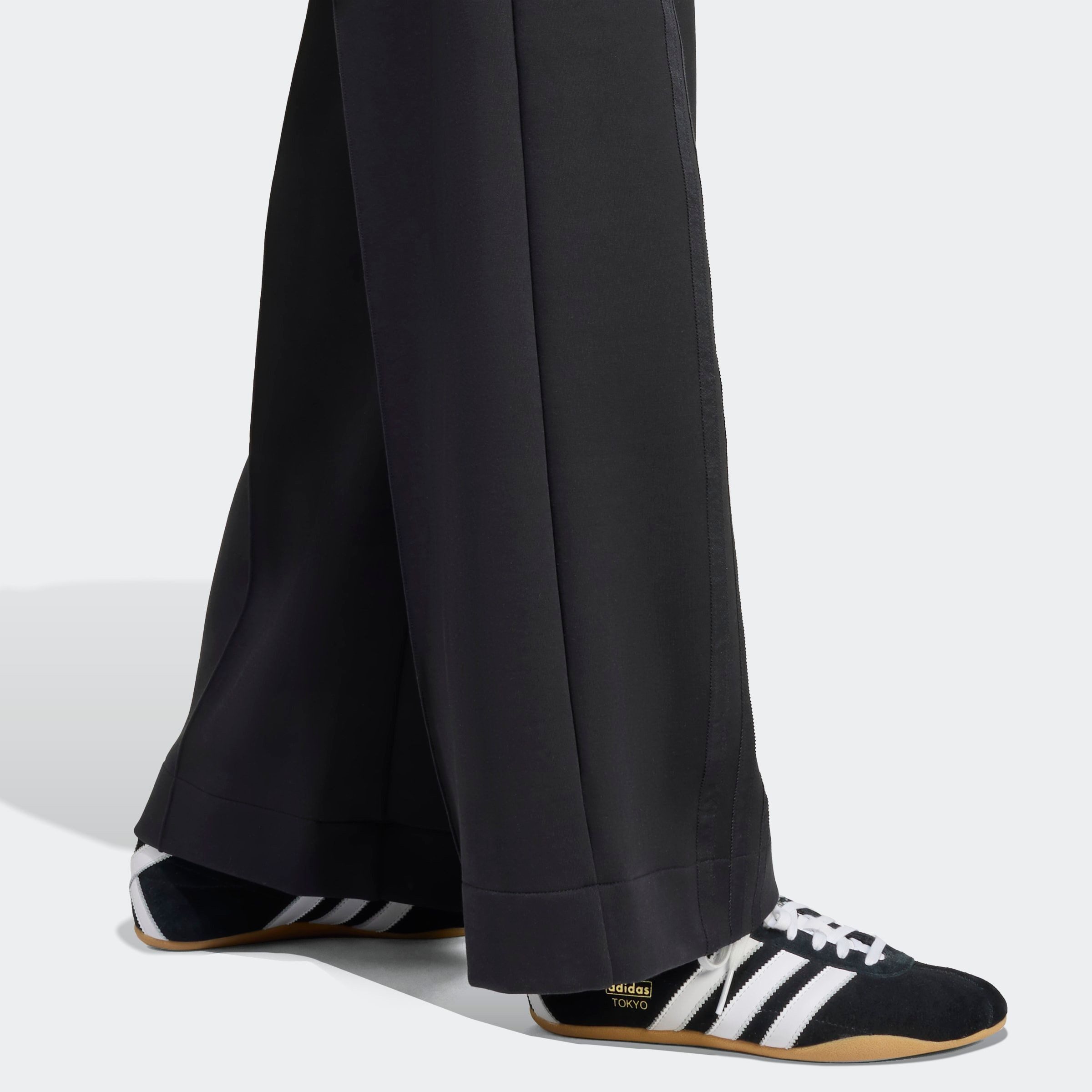 adidas Originals Sporthose OFF PLACED 3-STREIFEN WEITE asymmetrische 3-Streifen, für Lauftraining, lockere Passform
