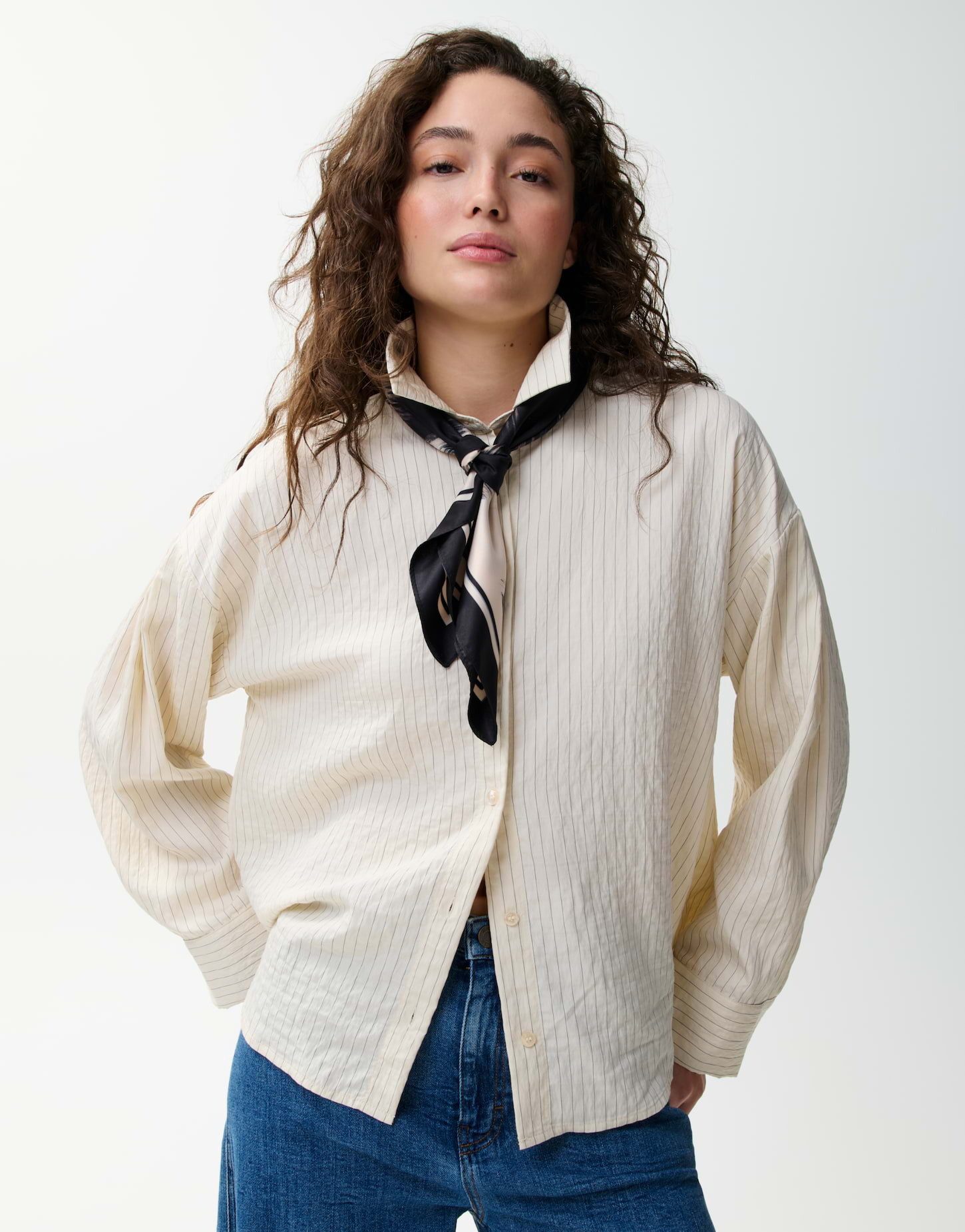 OPUS PANTS Halstuch Alevito scarf aus Polyester mit fließendem Fall, Quadratische Form mit fließendem Fall für elegante Drapierungen