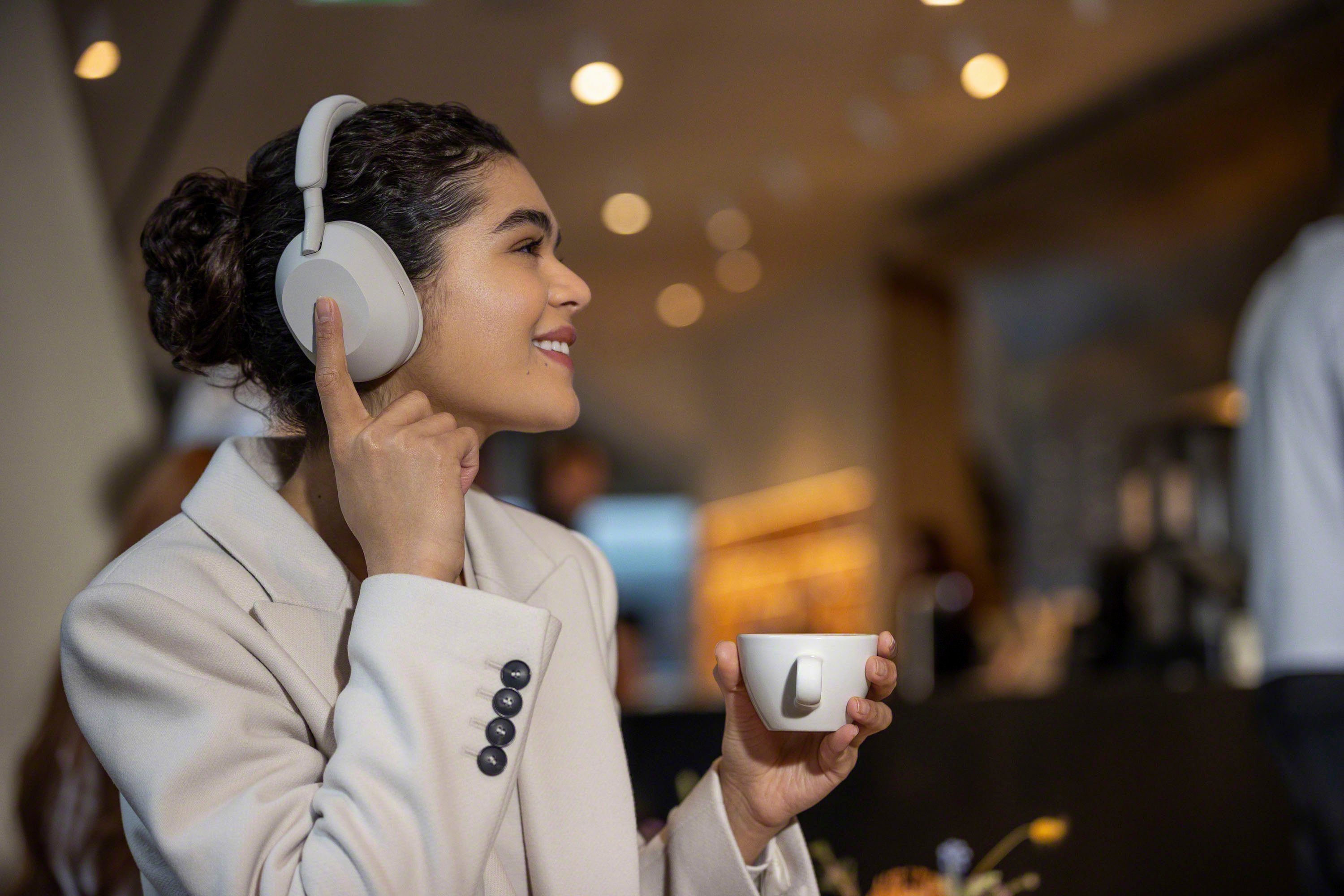 Sony Kopfhörer kabelloser Silber Multi-Point-Verbindung, WH1000XM5 Noise-Cancelling, (Freisprechfunktion, Hi-Res, Sprachsteuerung) Rauschunterdrückung,