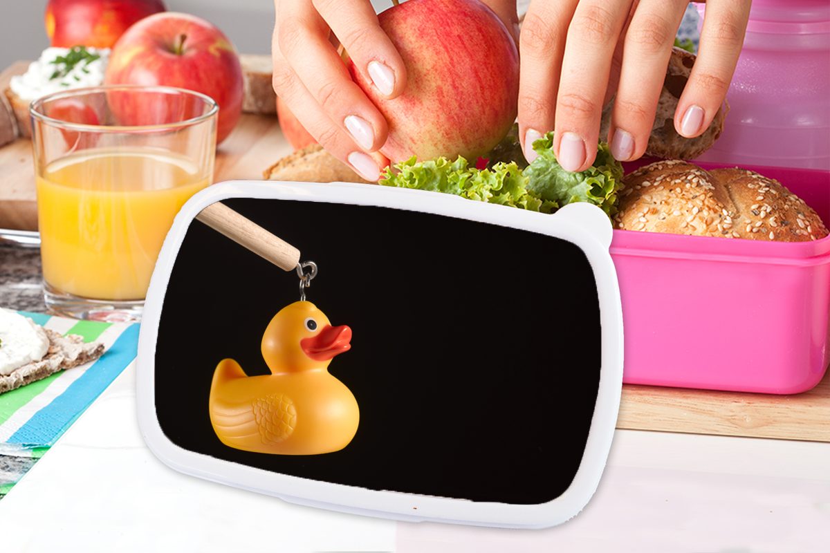 MuchoWow Lunchbox Jahrmarktsbadeente auf schwarzem Kunststoff Erwachsene, rosa Brotbox Mädchen, Hintergrund, (2-tlg), Kinder, Snackbox, Brotdose Kunststoff, für