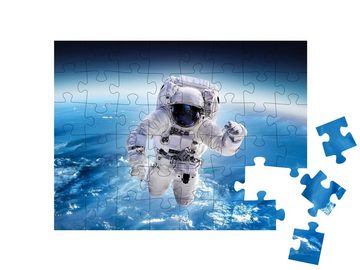 puzzleYOU Puzzle Astronaut im Weltraum über dem Planeten Erde, 48 Puzzleteile, puzzleYOU-Kollektionen