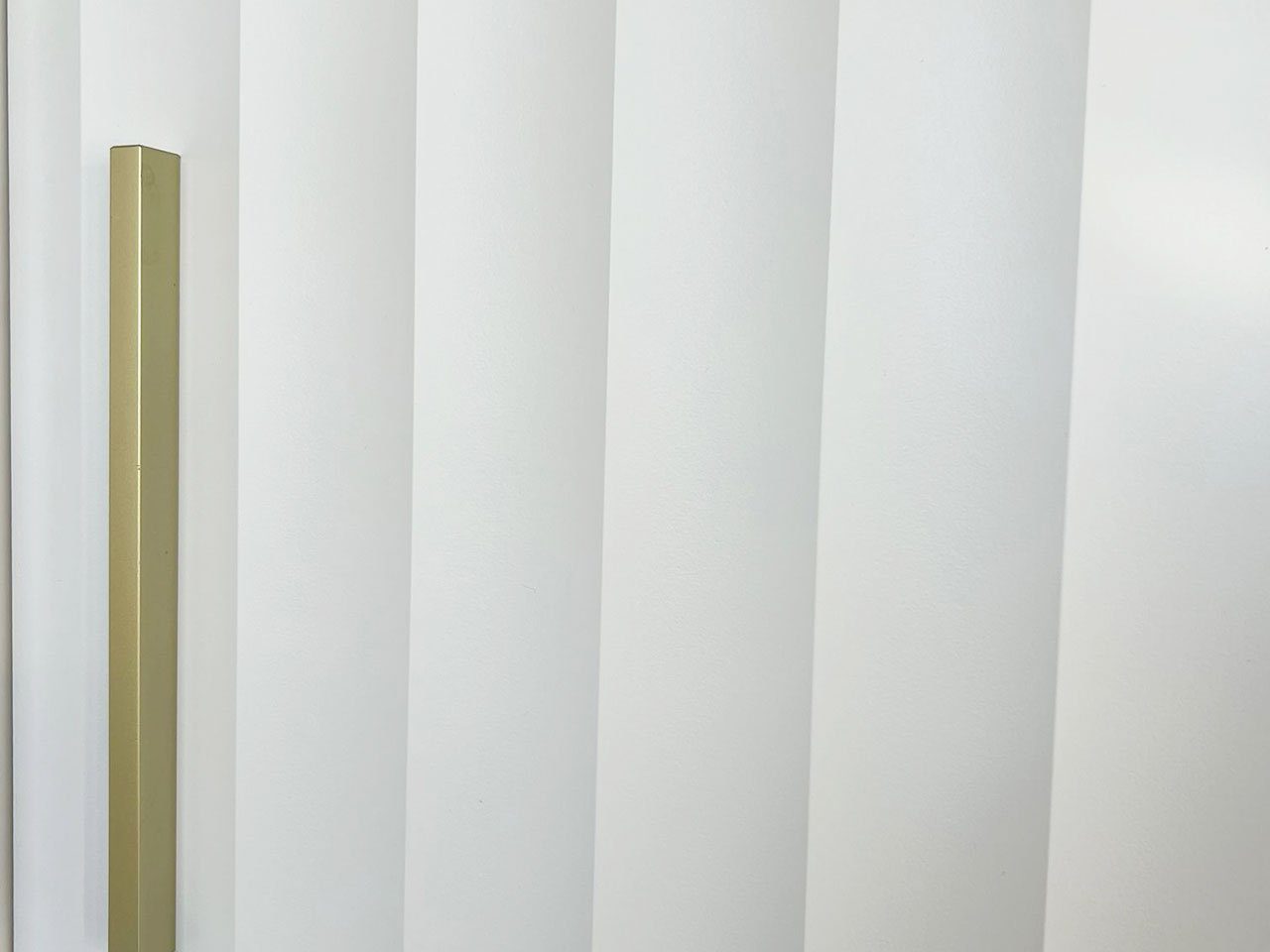 Mirjan24 Kleiderschrank Riflo 3 cm, 2 oder (mit zwei Wave Schiebetüren) 100/180/250 Kleiderstangen 1 Weiß
