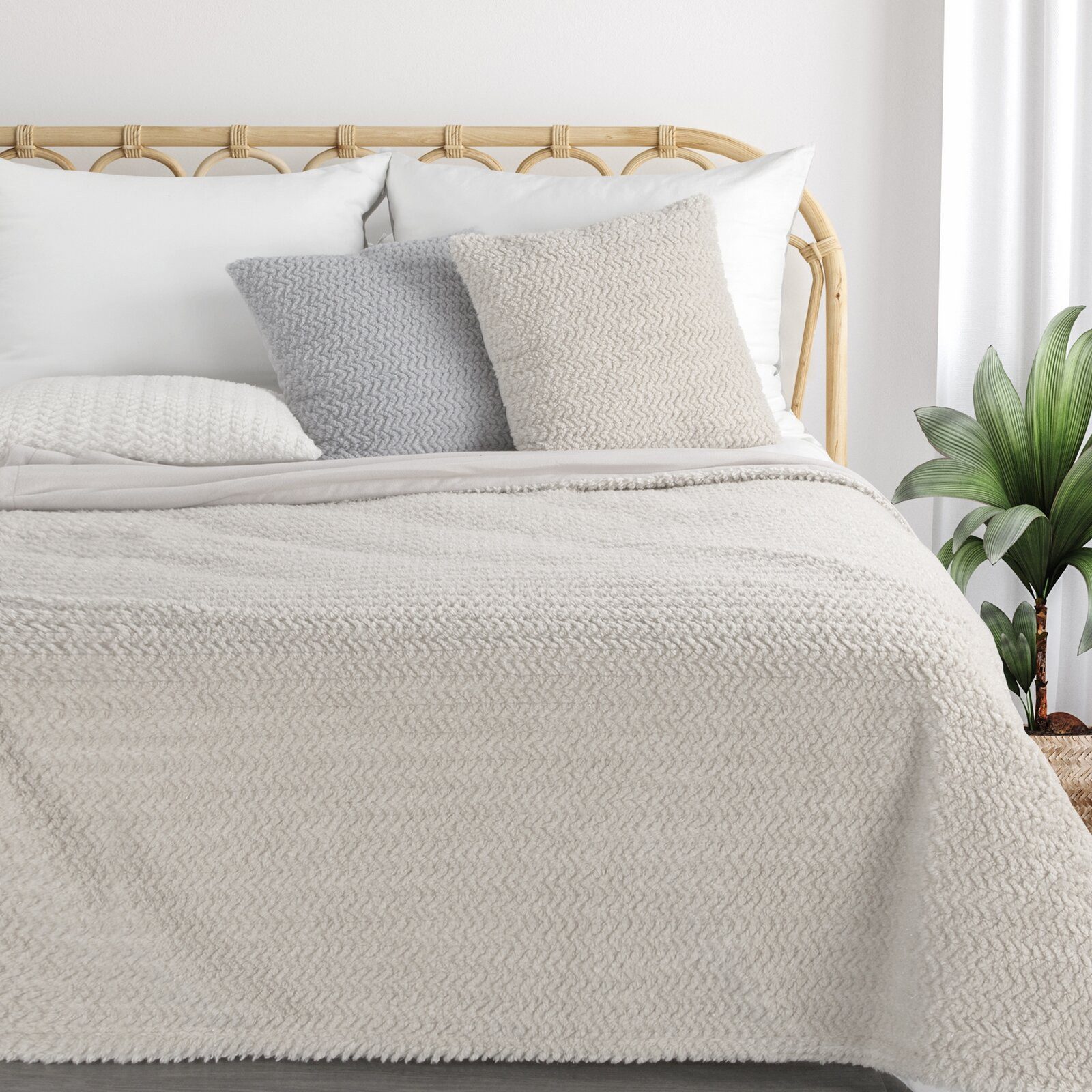 Wohndecke Doppelseitige Fleecedecke LARIS 130x170 cm Strickoptik, Eurofirany, Flauschige Glamour-Oberseite mit leicht glänzenden Fäden