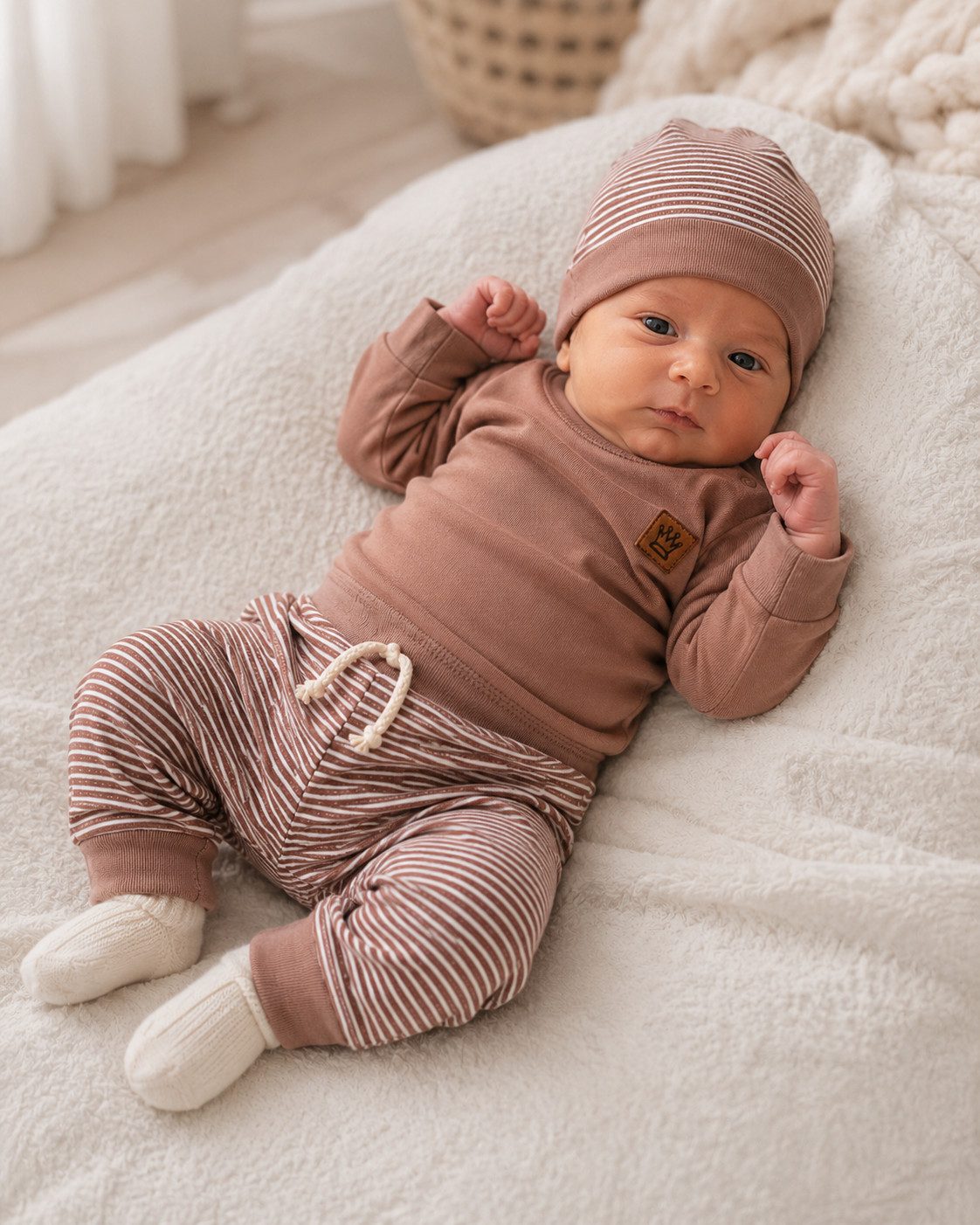 La Bortini Erstausstattungspaket Baby Anzug Langarmshirt Hose Mütze Socken neutral in braun (4-teilig, weich, für Jungen und Mädchen, Erstlingsset für Neugeborene, Shirt, Mitwachshose, Haube, Strümpfe) unisex, gestreift, 44 50 56 62 68 74 80