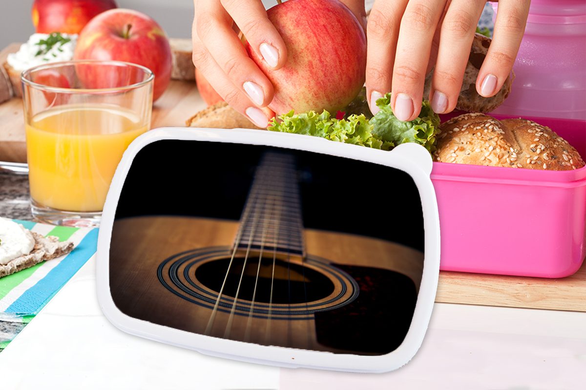 MuchoWow Lunchbox akustischen Nahaufnahme Kinder, Kunststoff schwarzem Gitarre Mädchen, Brotbox rosa Snackbox, Kunststoff, Brotdose (2-tlg), auf Erwachsene, einer für Hintergrund