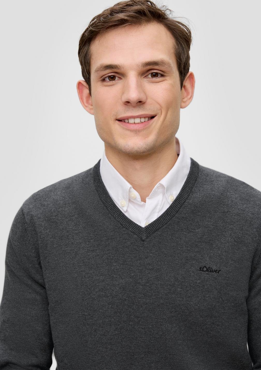s.Oliver V-Ausschnitt-Pullover Casual (1-tlg) mit V-Ausschnitt und Logo-Stickerei, Feinstrick – Bild 3 von 5