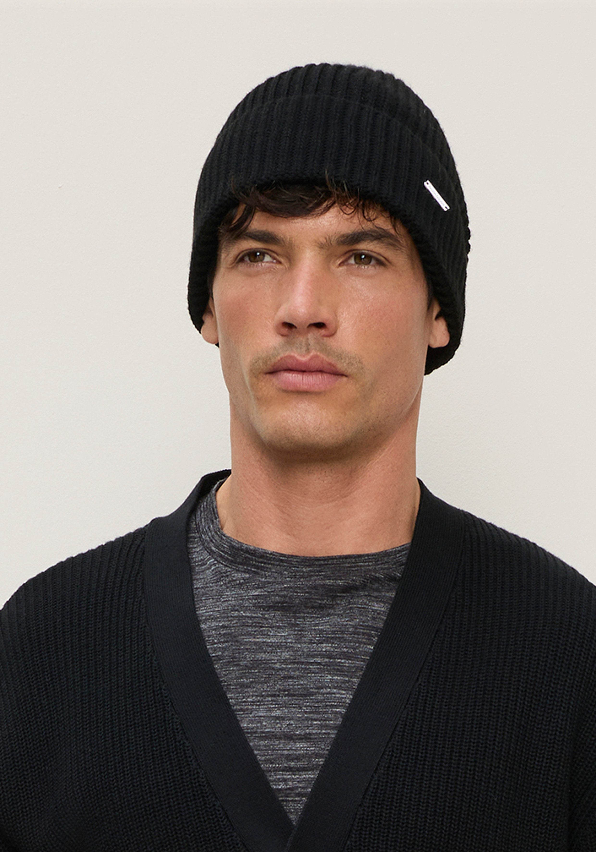 Bruno Banani Strickmütze mit dezentem Marken-Metall-Label