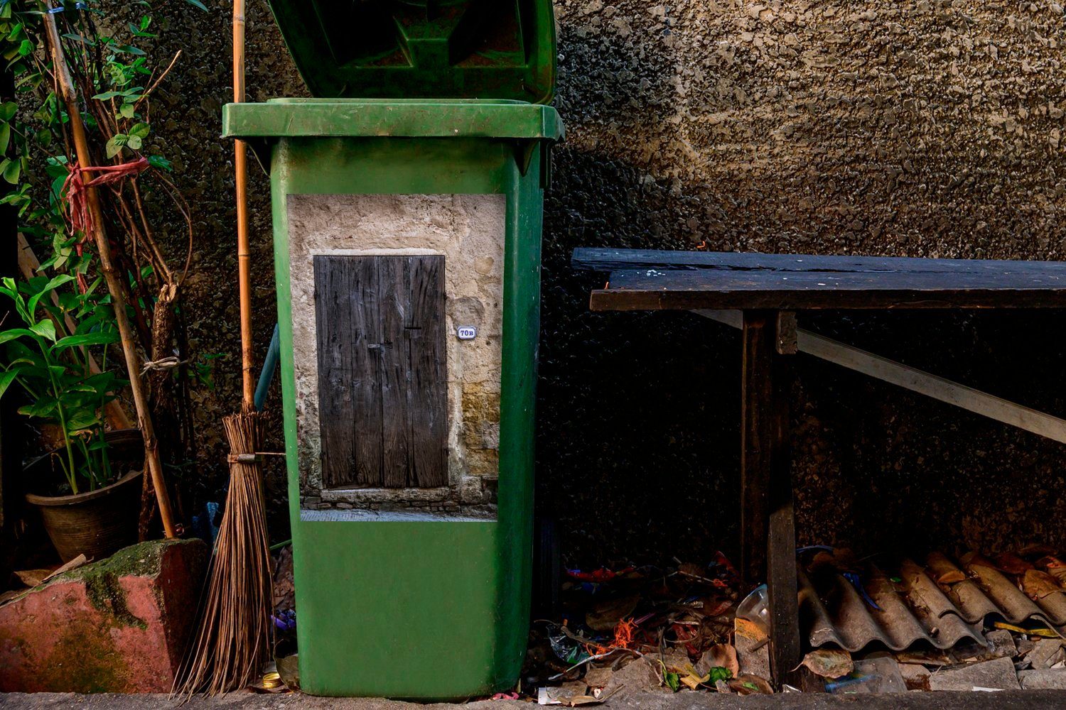 einer alte der Mauer St), Container, MuchoWow Nähe Holztür (1 italienischen Wandsticker Eine Mülleimer-aufkleber, in Mülltonne, der Sticker, Abfalbehälter in alten