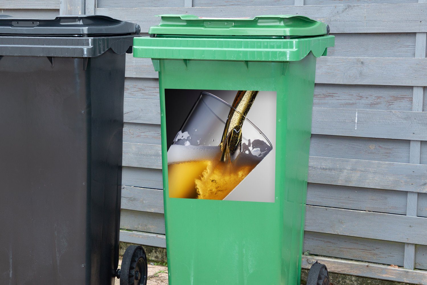 Container, Fass auf dunklem (1 Mülleimer-aufkleber, Wandsticker Bier MuchoWow Mülltonne, Sticker, vom St), Abfalbehälter Hintergrund