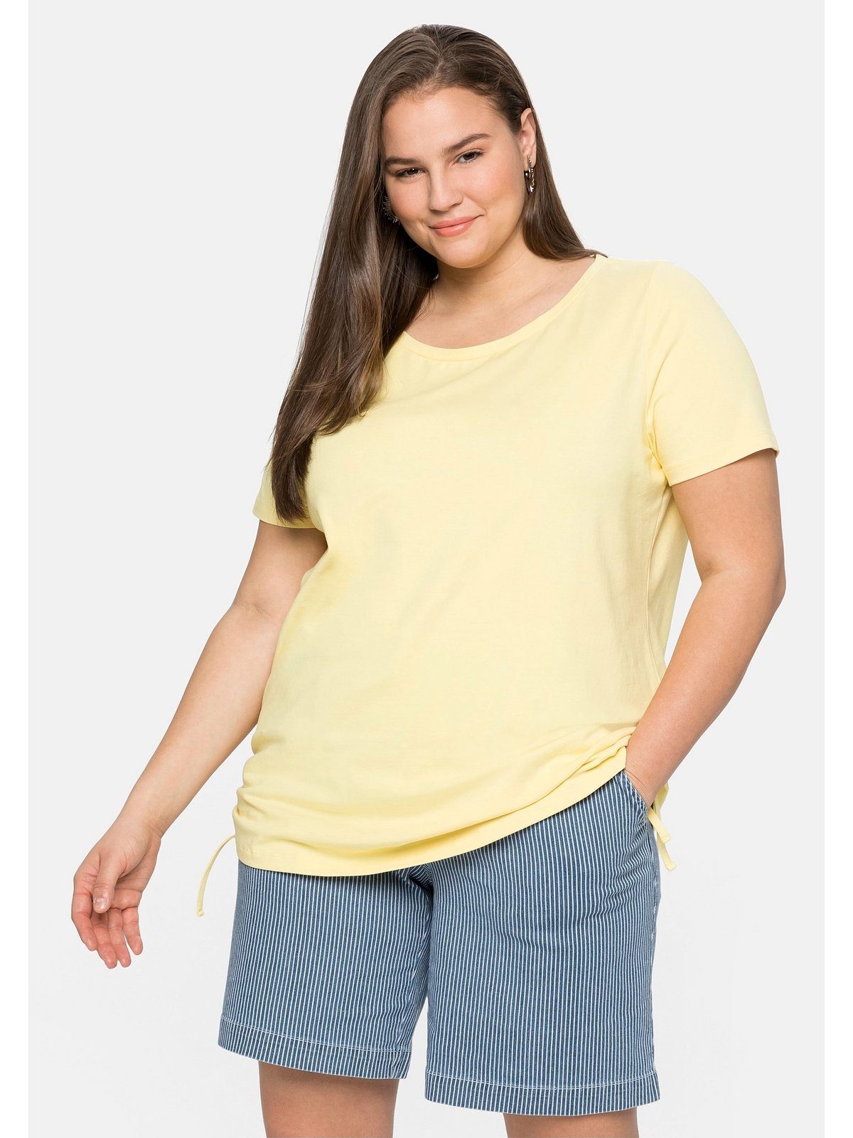 Sheego T-Shirt Große Größen mit seitlicher Raffung und Bindeband hellgelb