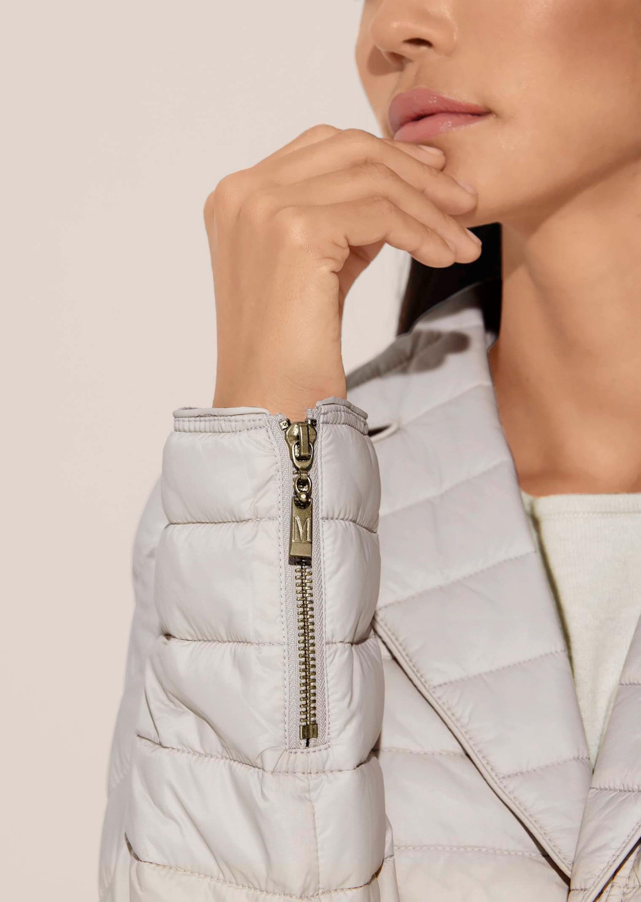 MADELEINE Steppjacke Wattierte Damenjacke mit sportivem Touch Taillierte Jacke mit Reverskragen, Zweiwege-Reißverschluss