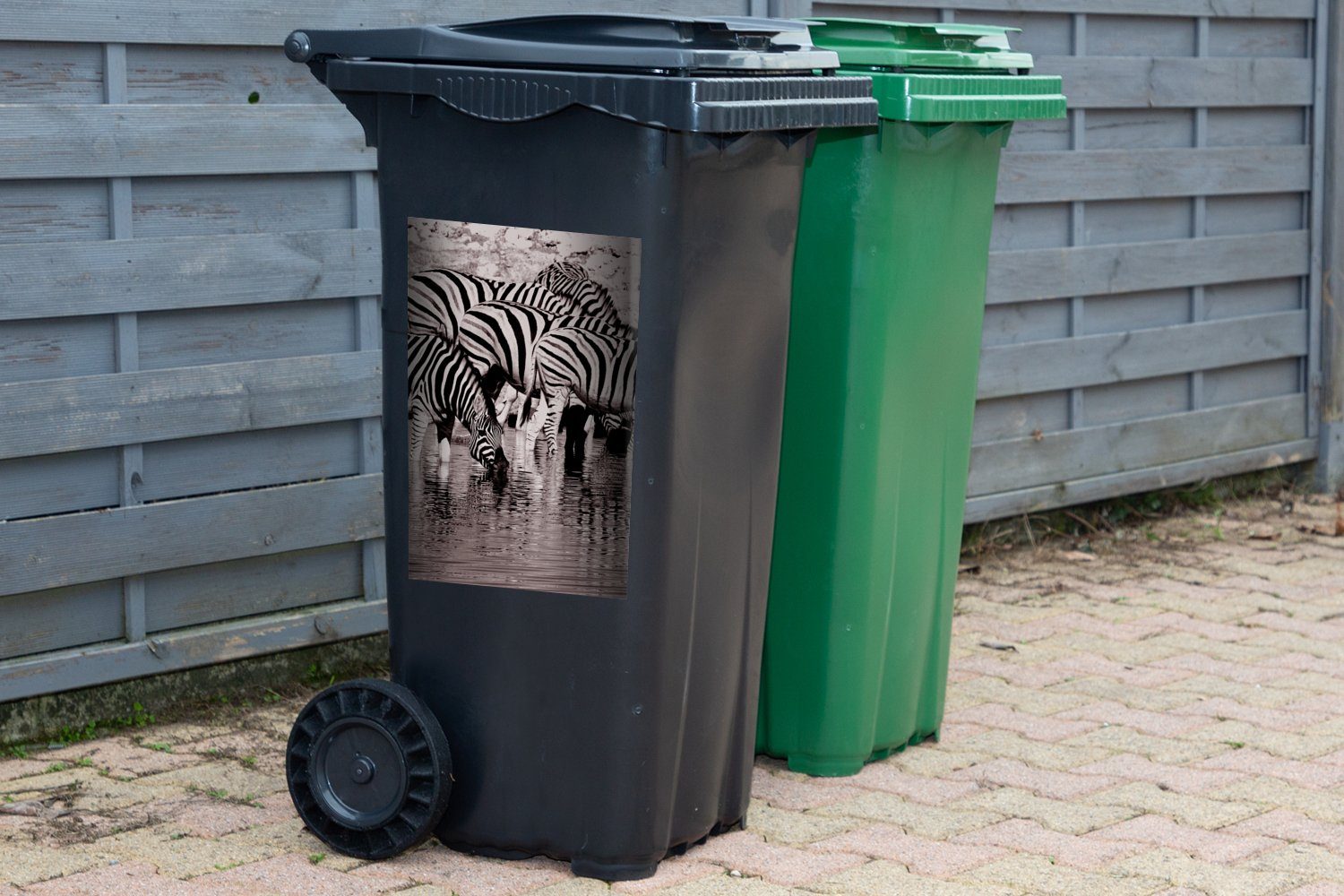 St), Zebras MuchoWow Sticker, Mülleimer-aufkleber, Container, im Mülltonne, Wasser Wandsticker Abfalbehälter (1