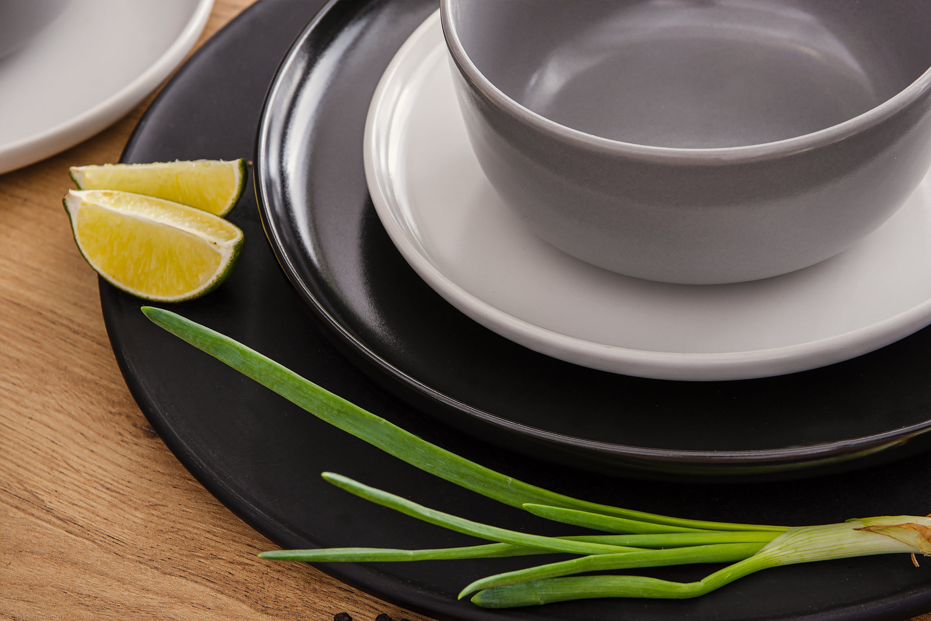 KONSIMO® Tafelservice VICTO Geschirrset hergestellt in der EU (18-tlg), 6 Personen, Steingut, dreifarbig, spülmaschinengeeignet, mikrowellengeeignet, matt