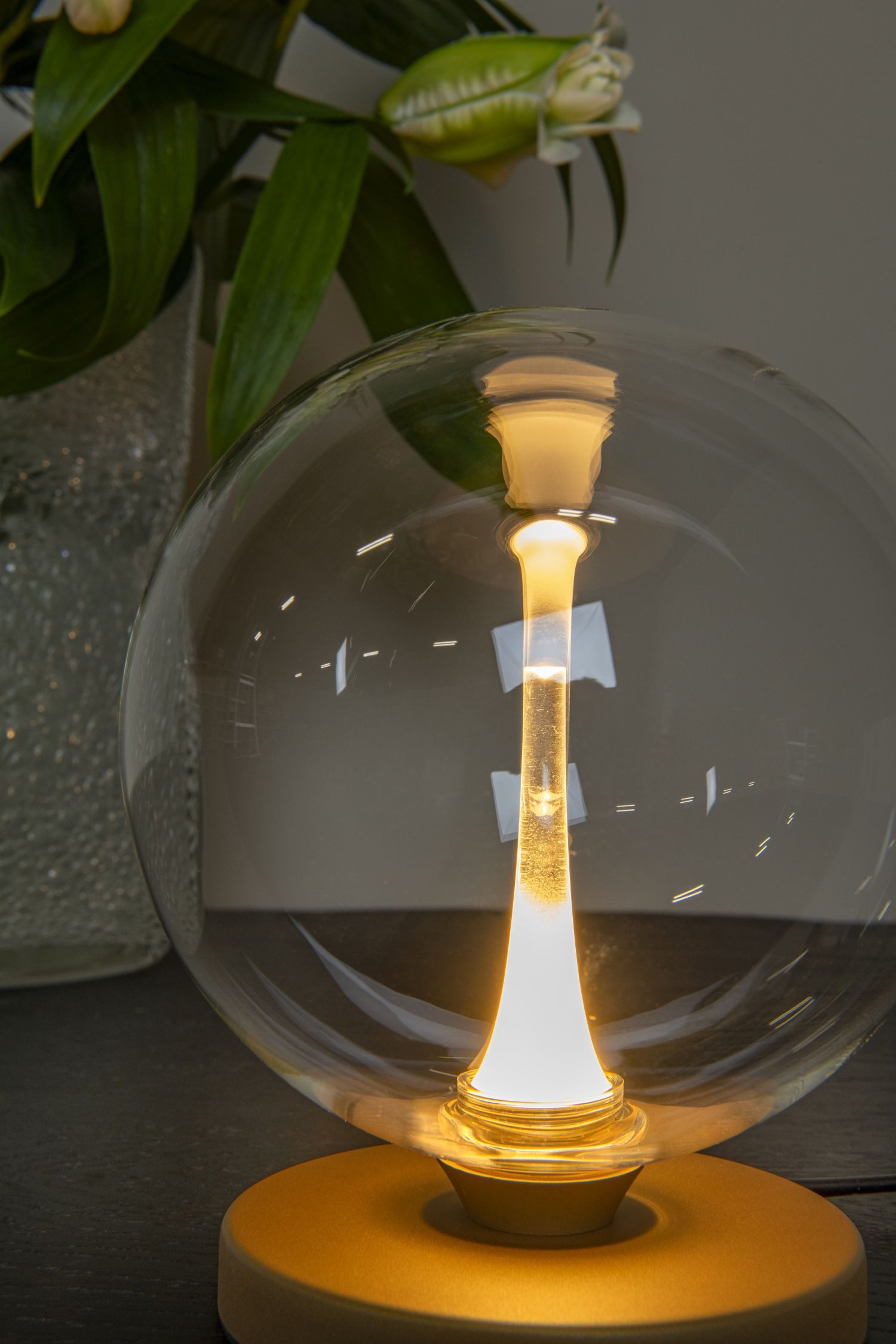 Licht-Erlebnisse Tischleuchte WERIN, LED fest integriert, Warmweiß, Metall Glas LED mit Dimmer rund D: 16 cm 17.5 cm in Messing 270 lm