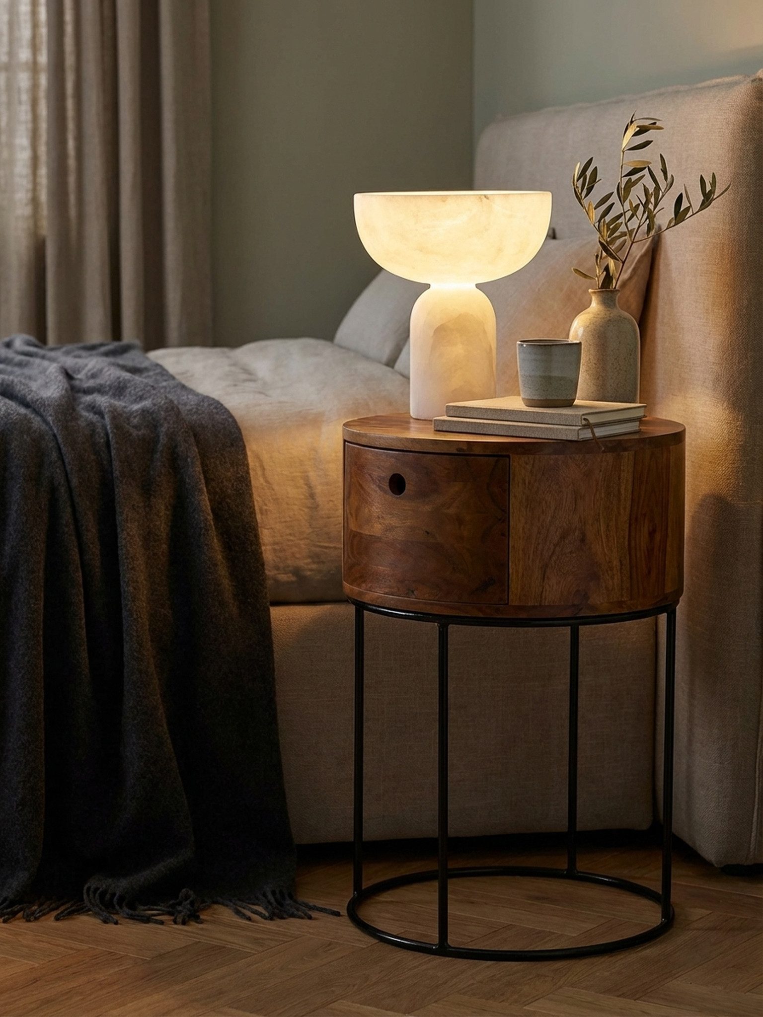 KADIMA DESIGN Nachttisch Nachtkonsole mit Schublade aus Massivholz, rund, modern, vormontiert (Handgefertigt aus Naturmaterial, ideal als Beistelltisch nutzbar) – Bild 4 von 5