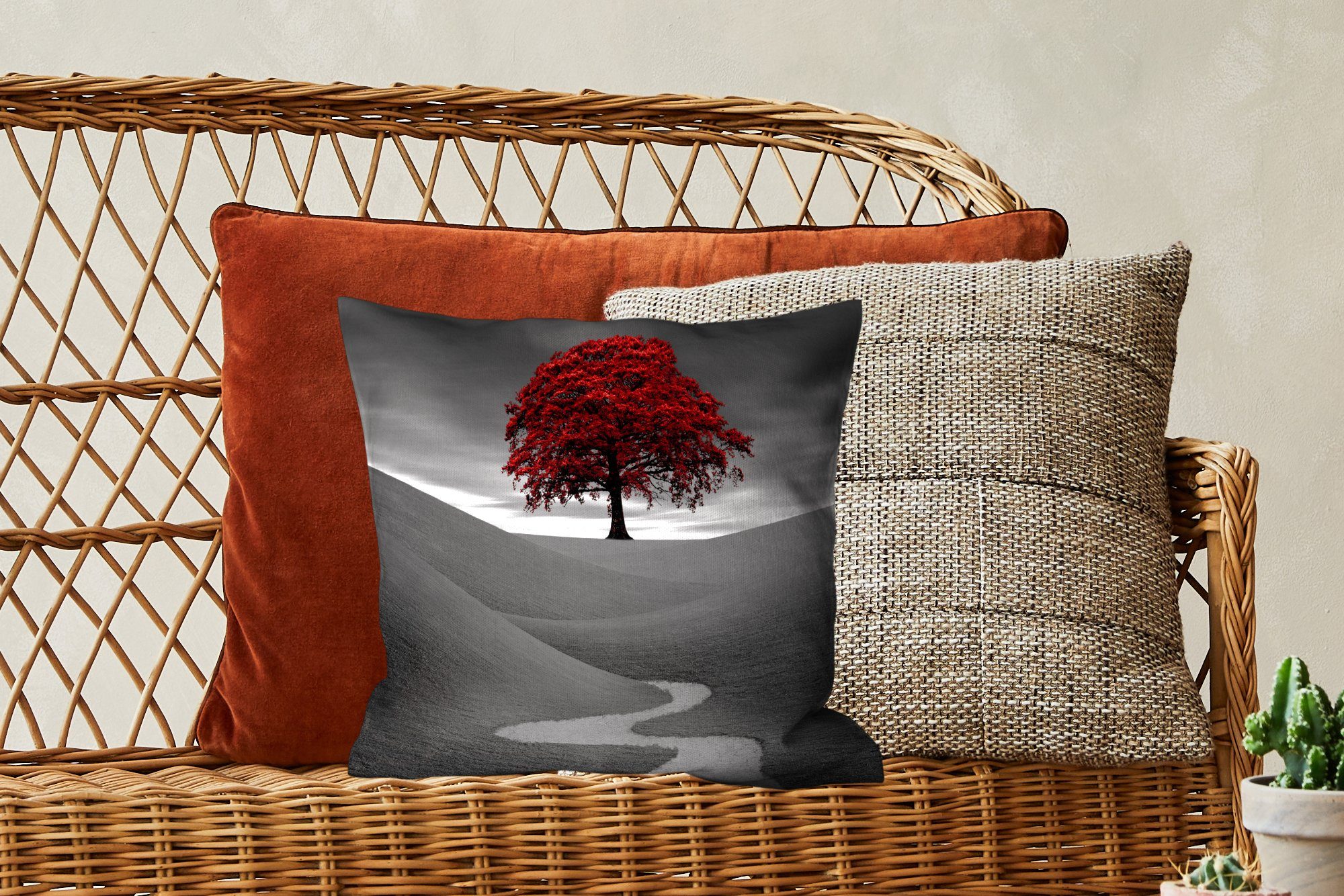 Deko, mit MuchoWow roten Zierkissen Schwarz-Weiß-Foto Baum, mit einem für Füllung Schlafzimmer, Dekokissen Wohzimmer, Sofakissen