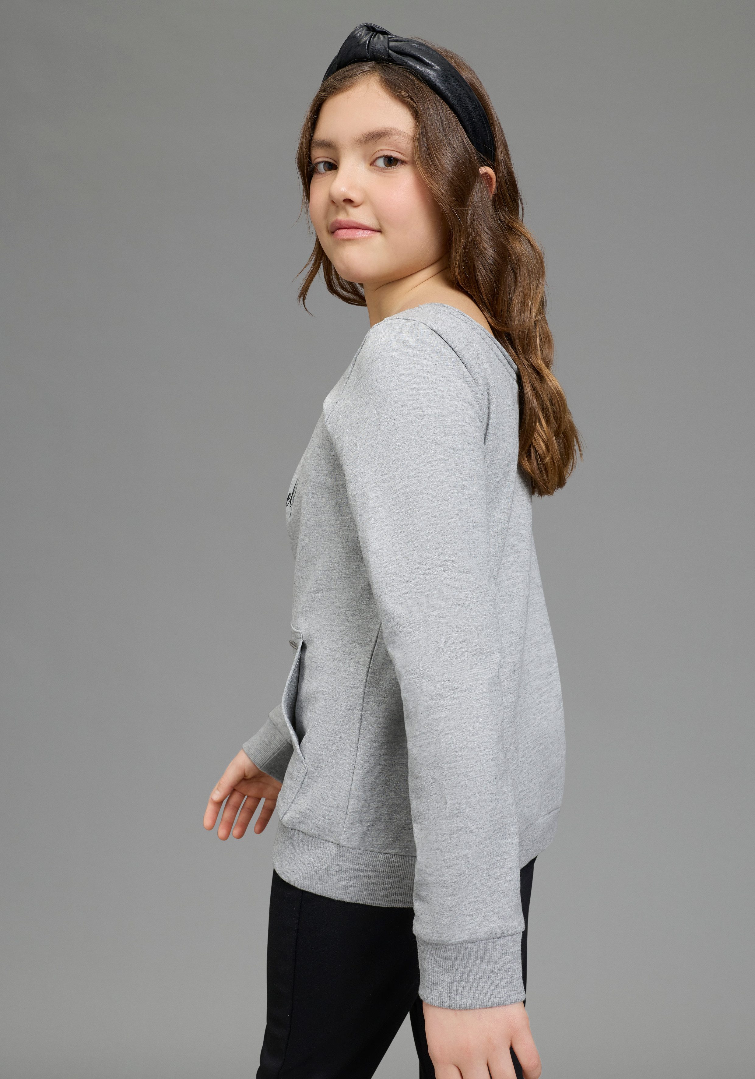 Bruno Banani Sweatshirt mit lässigem Ausschnitt & Folienprint für Mädchen: BE YOURSELF für Mädchen, mit Glitzerdruck und Applikation, mit U-Boot-Ausschnitt