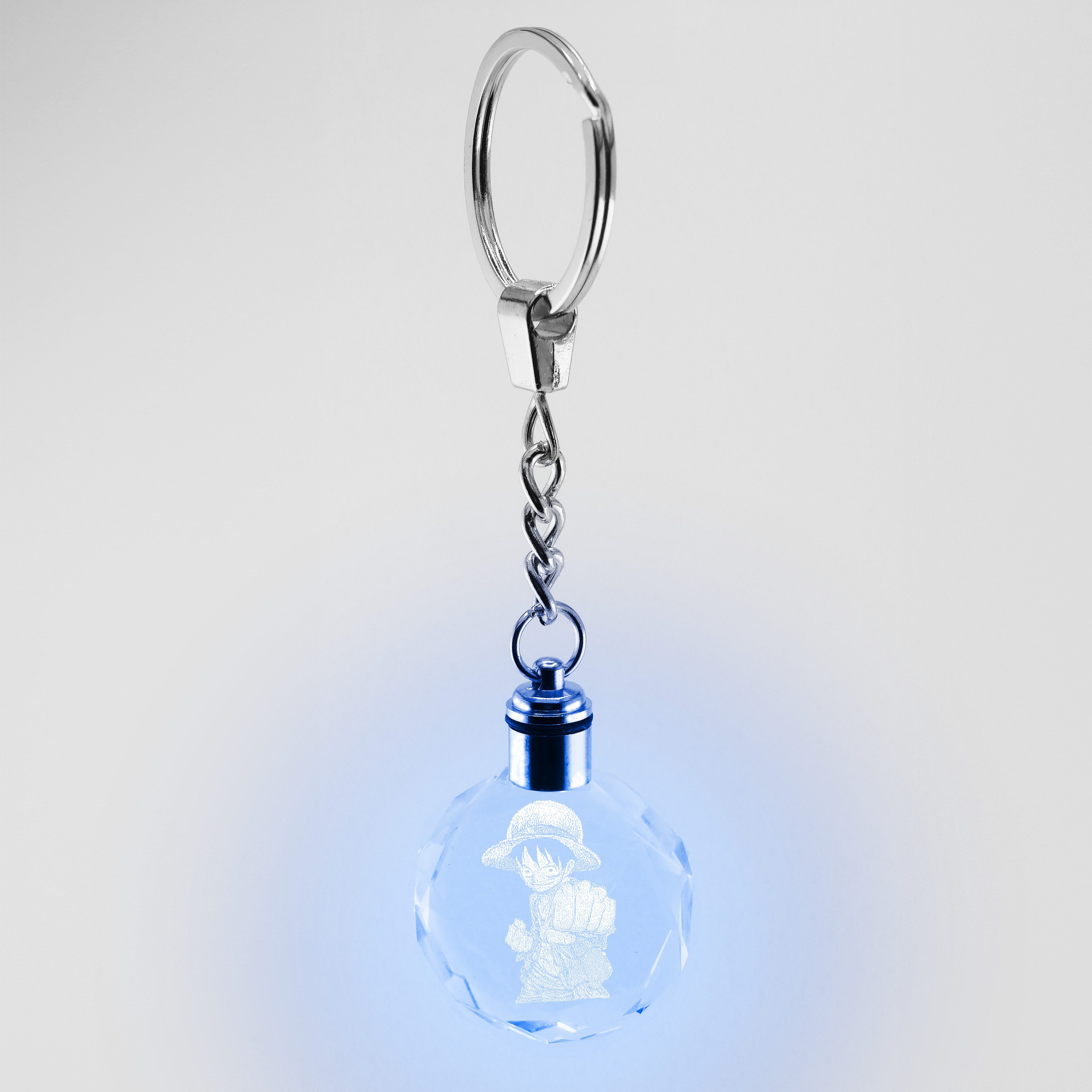 Stelby Schlüsselanhänger mit Gravur OnePiece Schlüsselanhänger Ruffy Multicolor LED mit Geschenkbox (Perfekt für Geburtstage und Weihnachten, 1-tlg., Robustes Glasmaterial, leuchtet in 5 Farben), Farbwechsel, langlebig, modernes Design