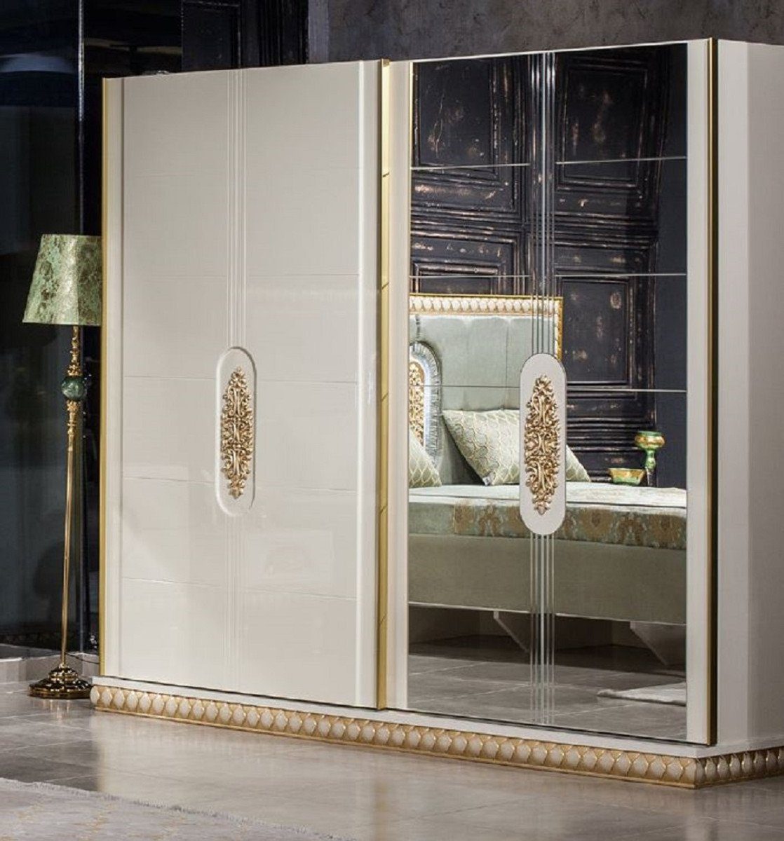 Casa Padrino Kleiderschrank Luxus Barock Schlafzimmerschrank Weiß / Gold - Verspiegelter Massivholz Kleiderschrank im Barockstil - Barock Schlafzimmer Möbel