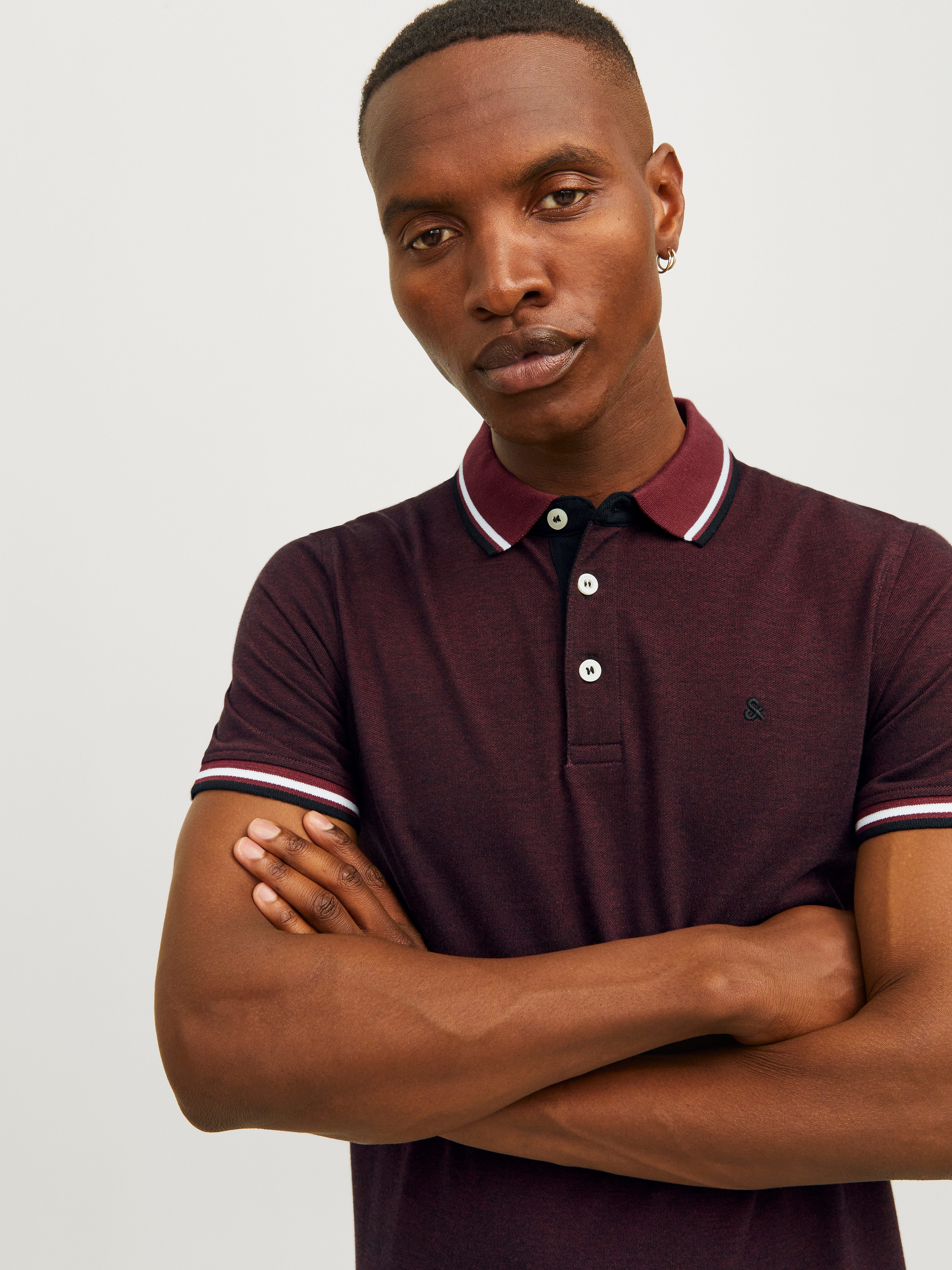 Jack & Jones Poloshirt JJEPAULOS Poloshirt mit klassischem Kragen und figurbetonter Form Logostickerei, modisch, schmal, Baumwolle, Polokragen