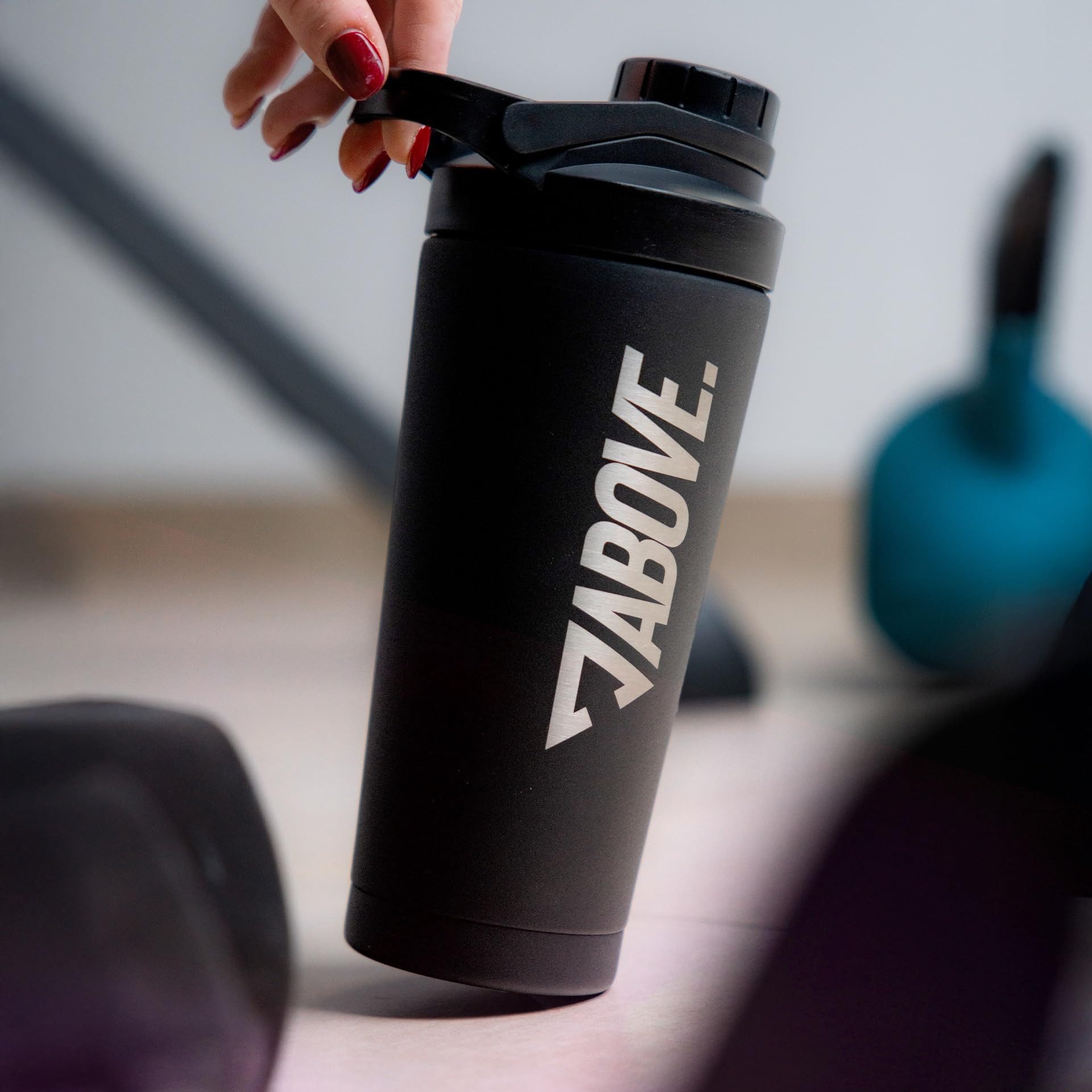 ABOVE. Protein Shaker 750ml – BPA-frei & isolierend: hält Shakes 12H eiskalt, (Integrierte Skala & 100% auslaufsicherer Deckel), Robust & langlebig – spülmaschinengeeignet bis 45°C