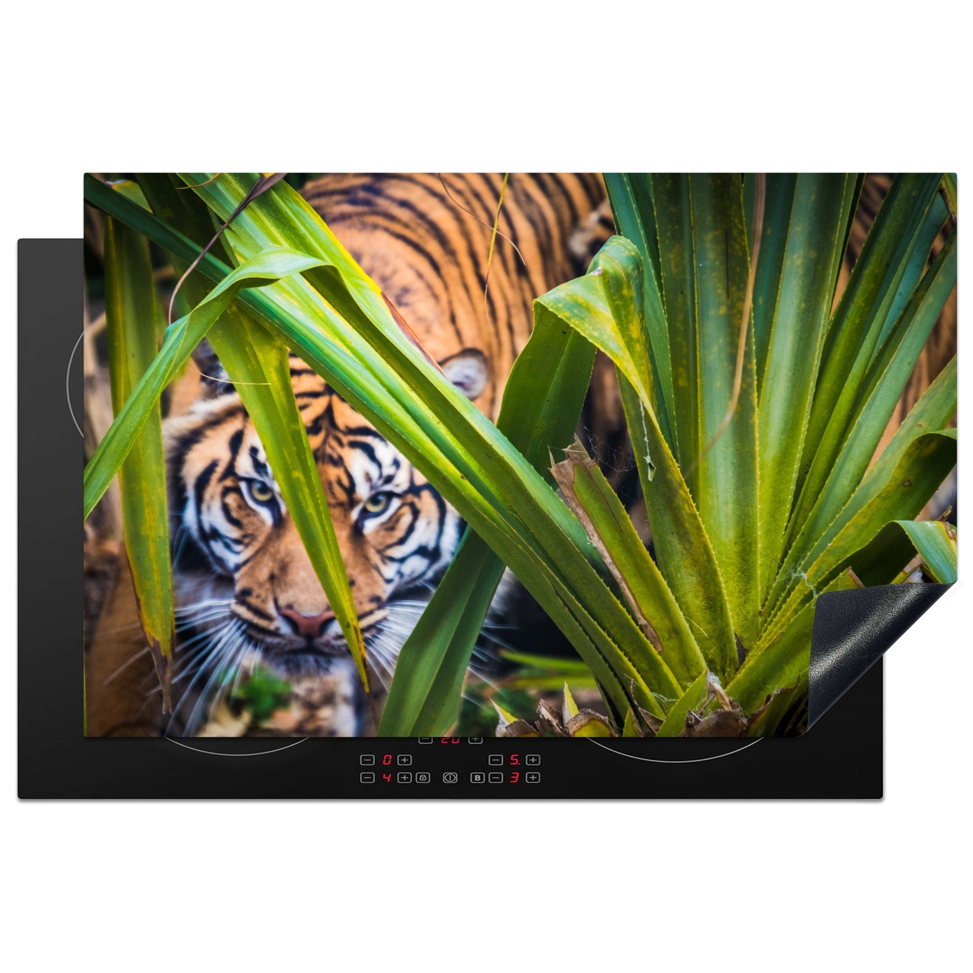 MuchoWow Herdblende-/Abdeckplatte Versteckter Sumatra-Tiger im Laub, Vinyl, (1 tlg), 81x52 cm, Induktionskochfeld Schutz für die küche, Ceranfeldabdeckung