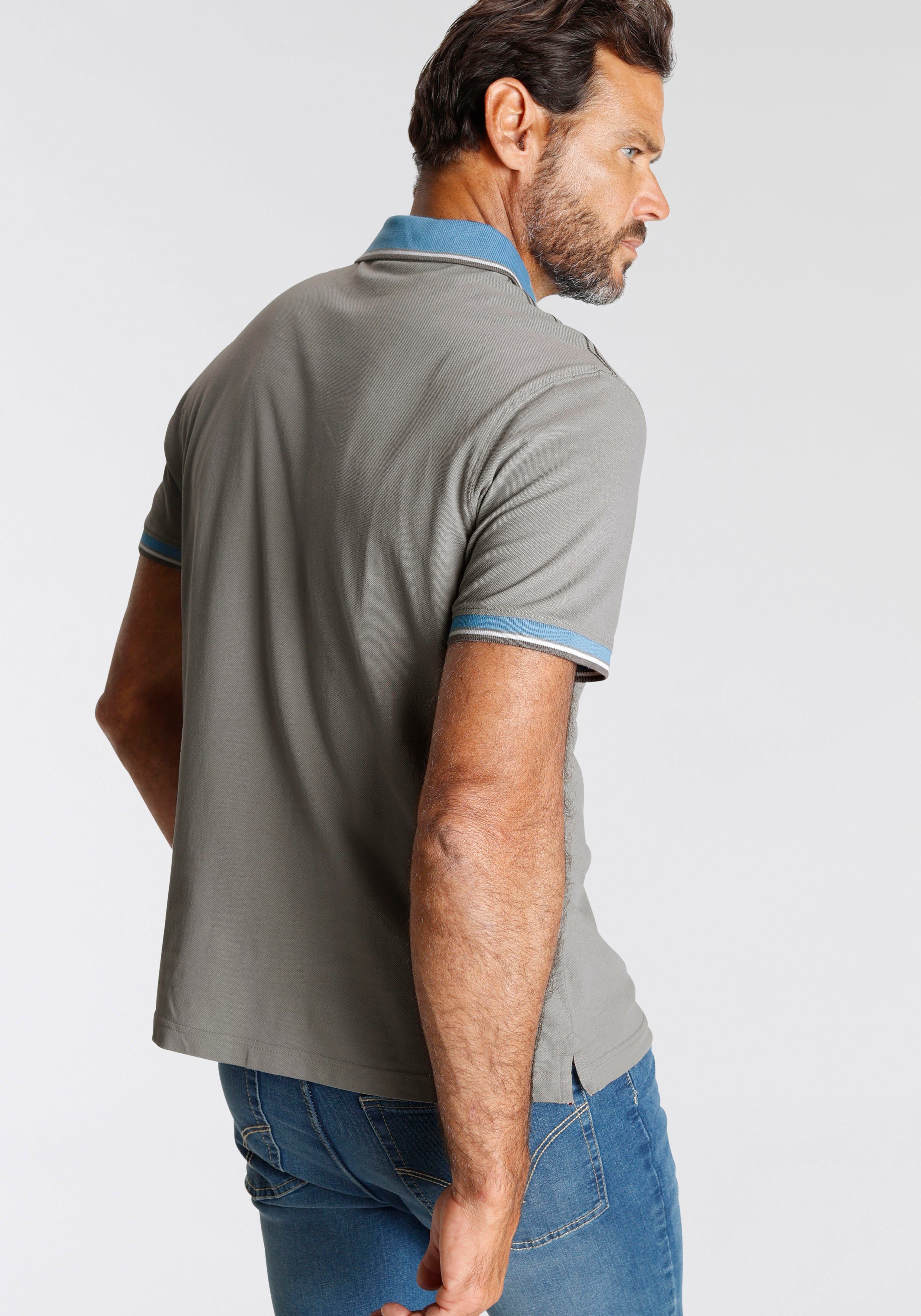 Man's Poloshirt kleinem grau mit World Brustprint