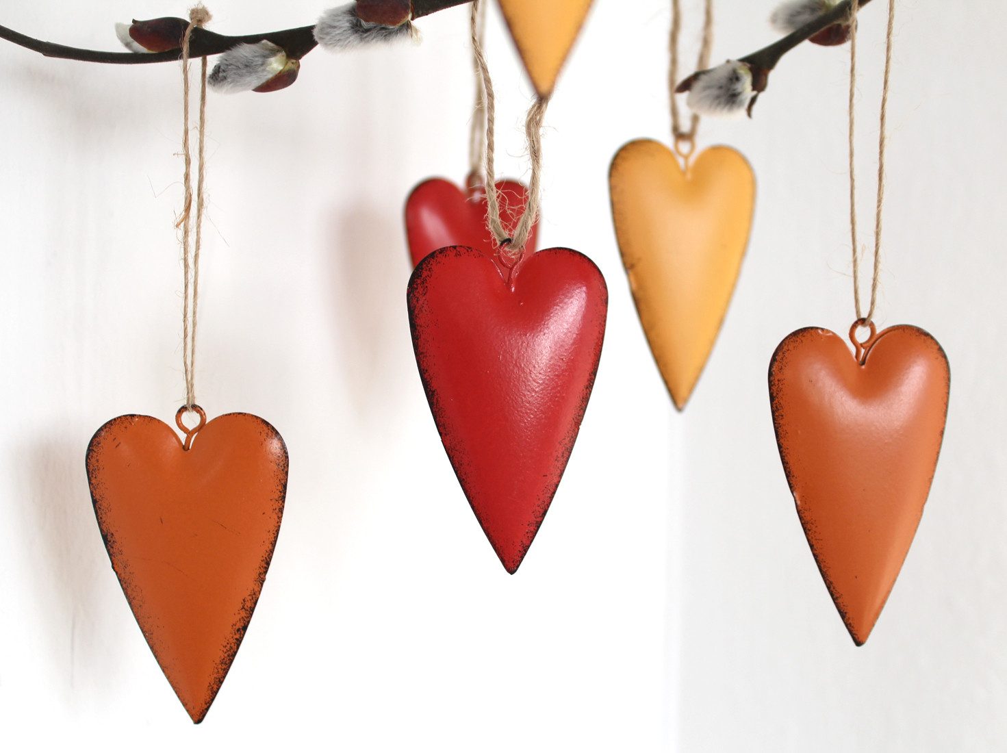 LB H&F Lilienburg Dekohänger 6er SET Herz Herzen Metall Hängedekoration Hängedeko zum Hängen (Frühling Herbst Winter DIY Weihnachten Love Liebe Valentinstag Taufe Liebe Muttertag), Geschenk, Mitbringsel Herbstdeko Frühlingsdeko Metallanhänger Landhaus Hängedeko Fensterhänger Mädchen Geburtstagsdeko Fensterdekoration, Herzanhänger Dekohänger Dekoherzen basteln hängen orange, gelb, Geburtstag Geschenkanhänger Metallherzen Herzhänger), Anhänger Shabby Hochzeit modern ROT, Hänger Deko