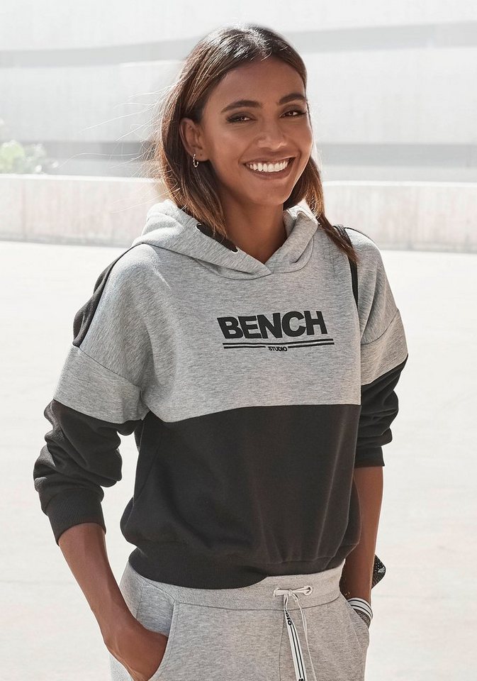 Bench. Hoodie mit Logodruck, Loungeanzug, Verkürzter, oversize Schnitt mit  gerippten Bündchen