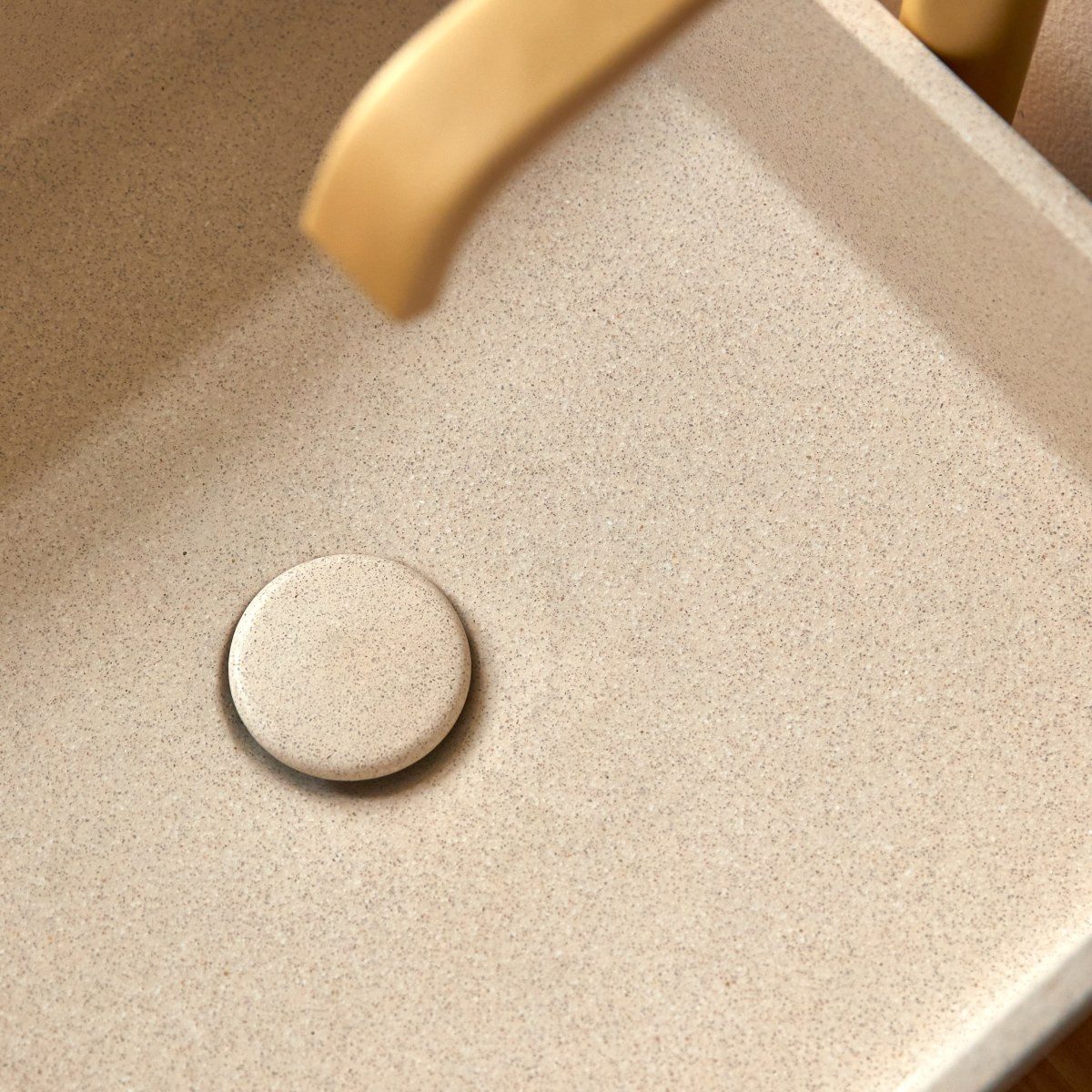 Tikamoon Waschbecken Quadratischer Waschtisch Thais aus cremefarbenem Terrazzo