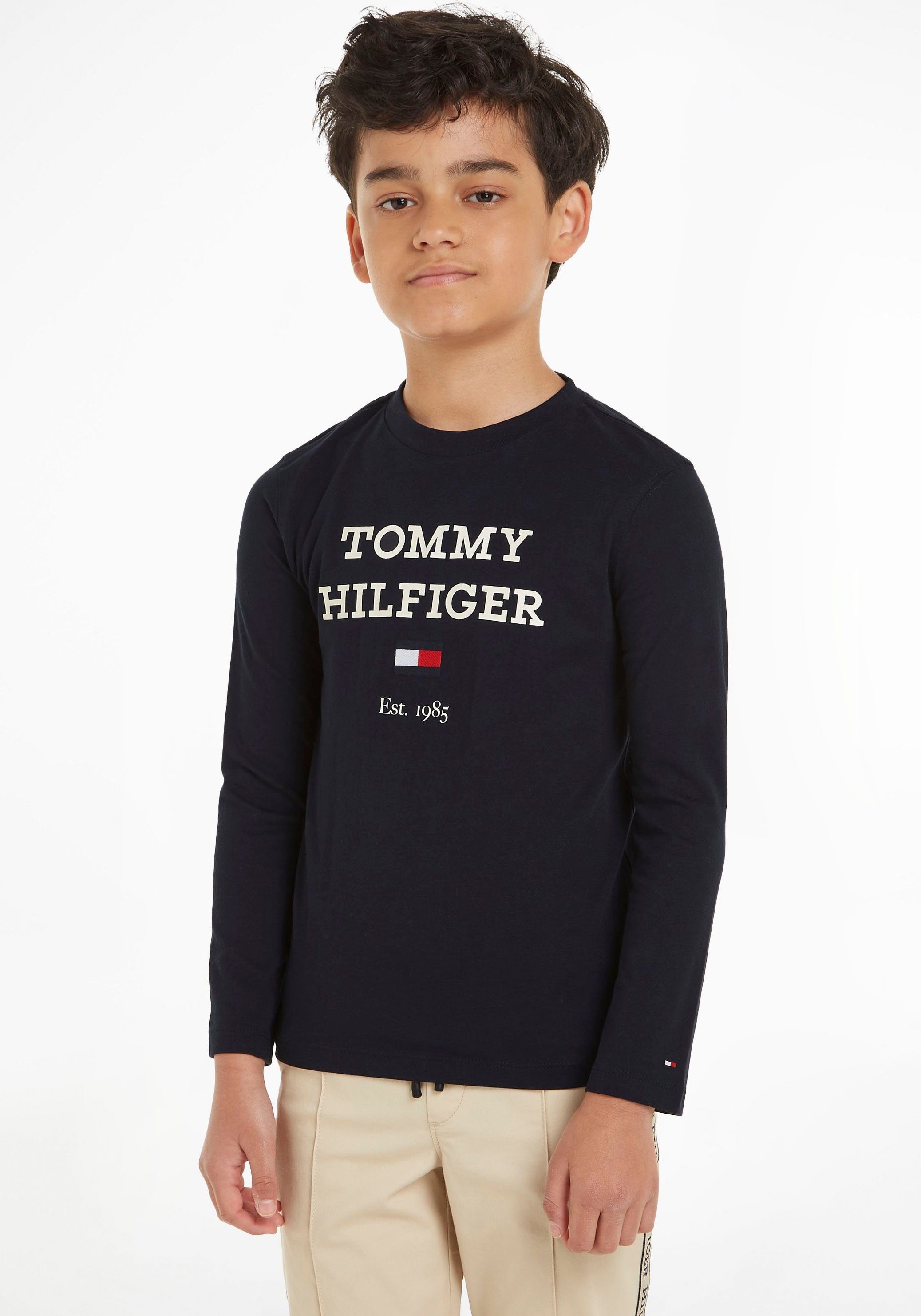 Tommy Hilfiger auf TEE Bedrucktes Logo Langarmshirt TOMMY der HILFIGER Langarmshirt von großem mit Brust, L/S TH LOGO