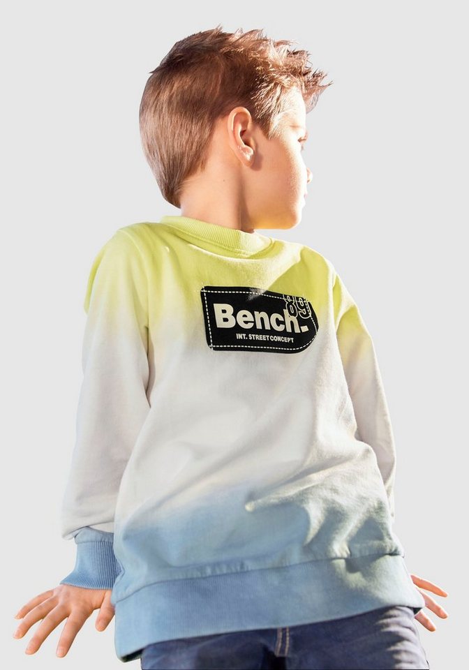 Bench. Sweatshirt mit Farbverlauf, In coolem Farbverlauf und mit Druck vorn