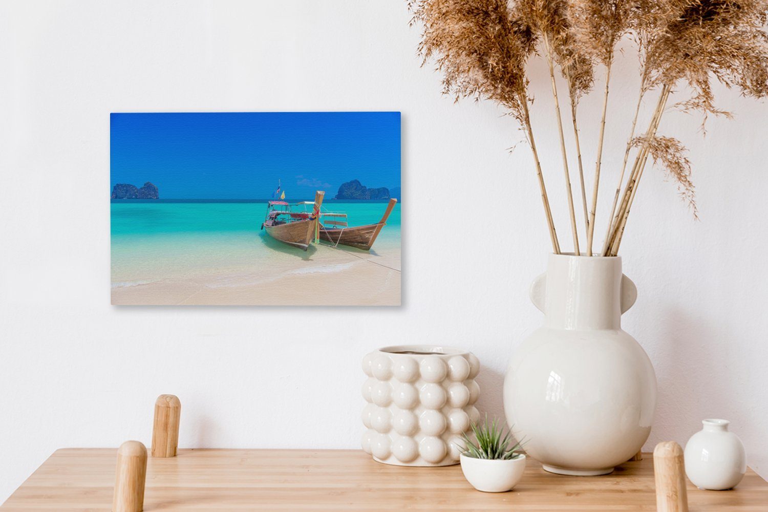 (1 Wanddeko, perlweißen Wandbild Zwei Aufhängefertig, Leinwandbild in Strand St), Langschwanzboote an einem cm OneMillionCanvasses® Thailand, 30x20 Leinwandbilder,