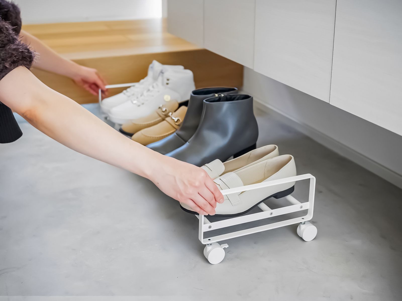 Yamazaki Schuhregal Tower Schuhablage Metall mit Rollen mobil kompakt schmal flach, Schuhständer, Schuhablage flach, rollbar für bis zu 4 Paar Schuhe – Bild 5 von 5