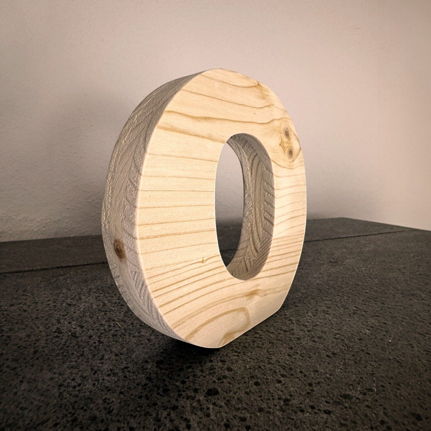 Zayno Deko-Buchstaben Holzbuchstabe "O" aus massivem Fichtenholz (Packung, 1 St., Fördert das Kennenlernen des Alphabetes), in liebevoller Handarbeit aus hochwertigem Fichtenholz gefertigt.