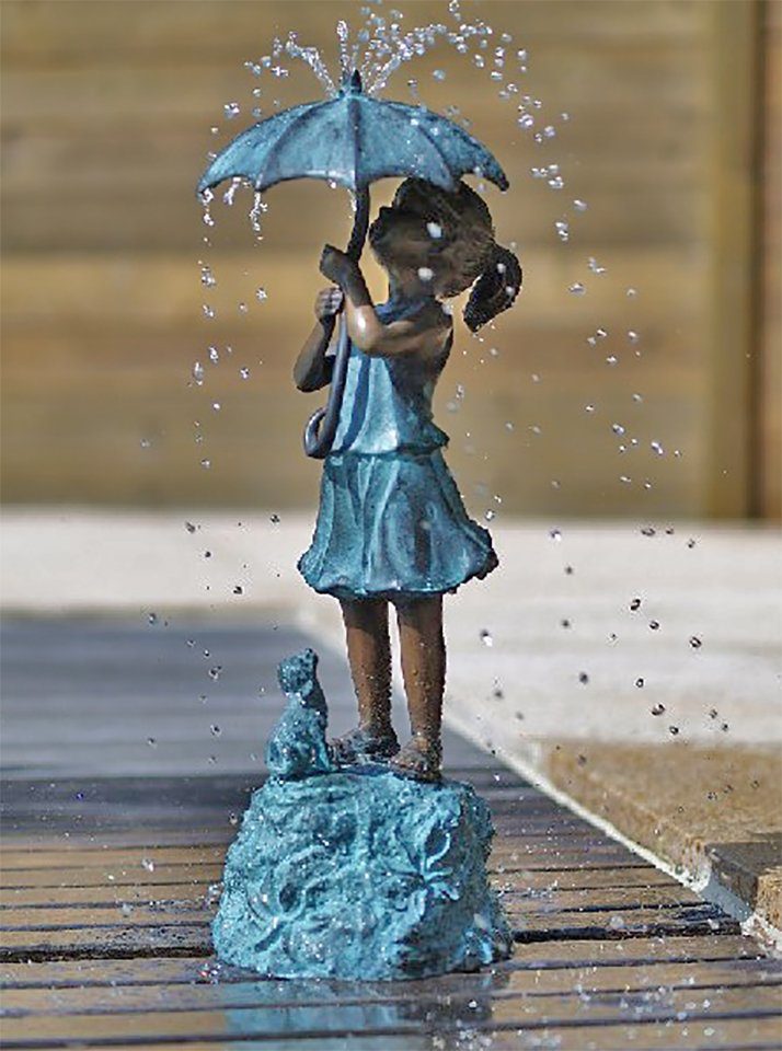 IDYL Gartenfigur IDYL Bronze-Skulptur Mädchen mit einem Regenschirm, Bronze – sehr robust – Langlebig – witterungsbeständig gegen Frost, Regen und UV-Strahlung. Die Modelle werden in Wachsausschmelzverfahren in Bronze gegossen und von Hand patiniert.