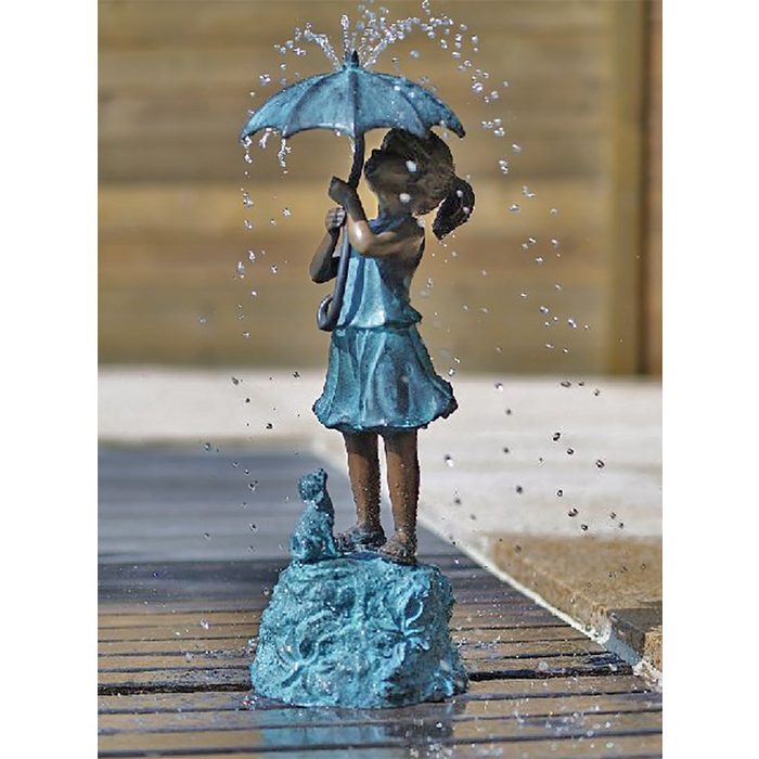 IDYL Gartenfigur IDYL Bronze-Skulptur Mädchen mit einem Regenschirm Bronze – sehr robust – Langlebig – witterungsbeständig gegen Frost Regen und UV-Strahlung. Die Modelle werden in Wachsausschmelzverfahren in Bronze gegossen und von Hand patiniert.