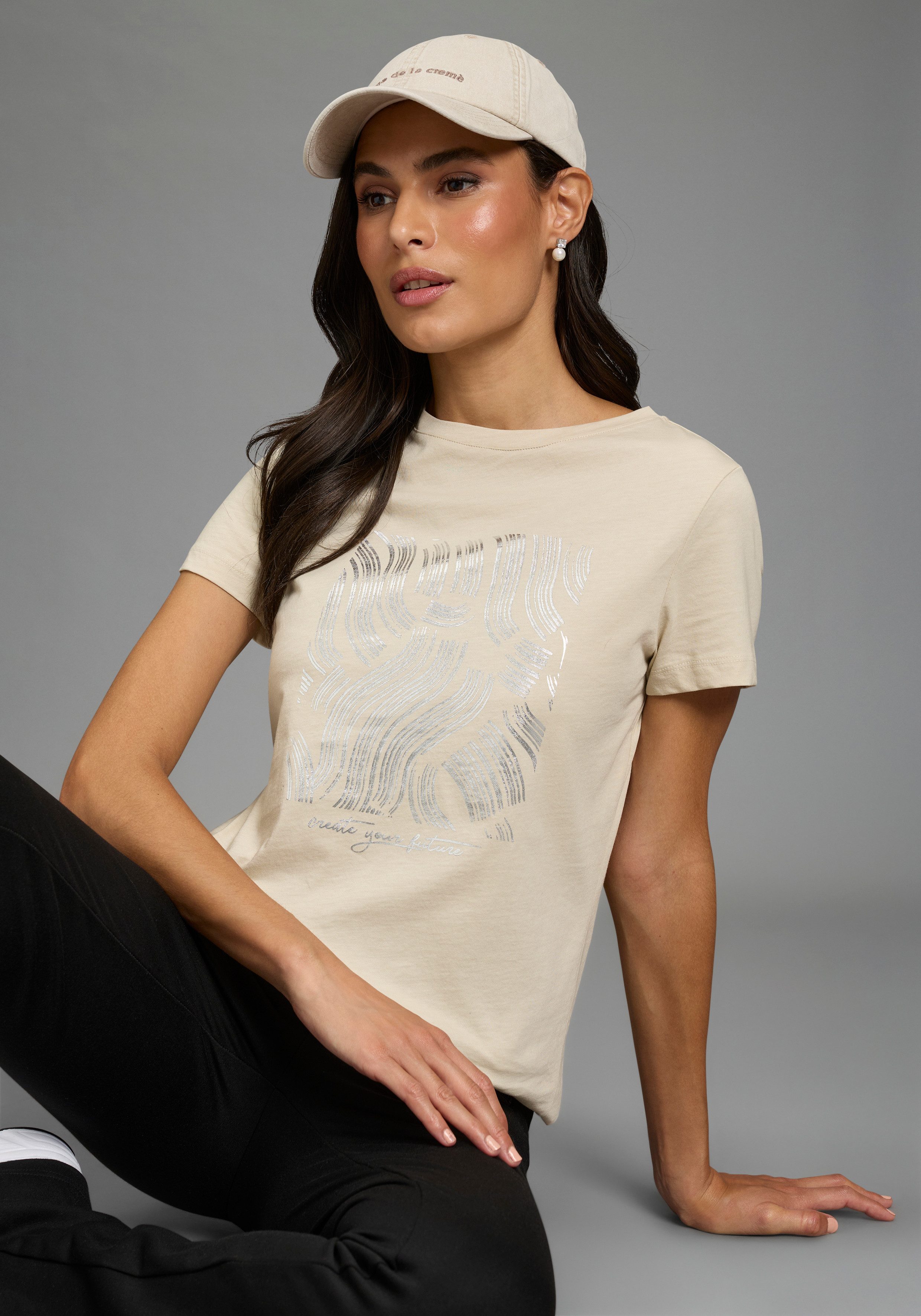 Laura Scott T-Shirt mit schimmerndem Folienprint, hüftlange Basic-Passform. € 24,99, (€ 24,99 pro 1 Stk).