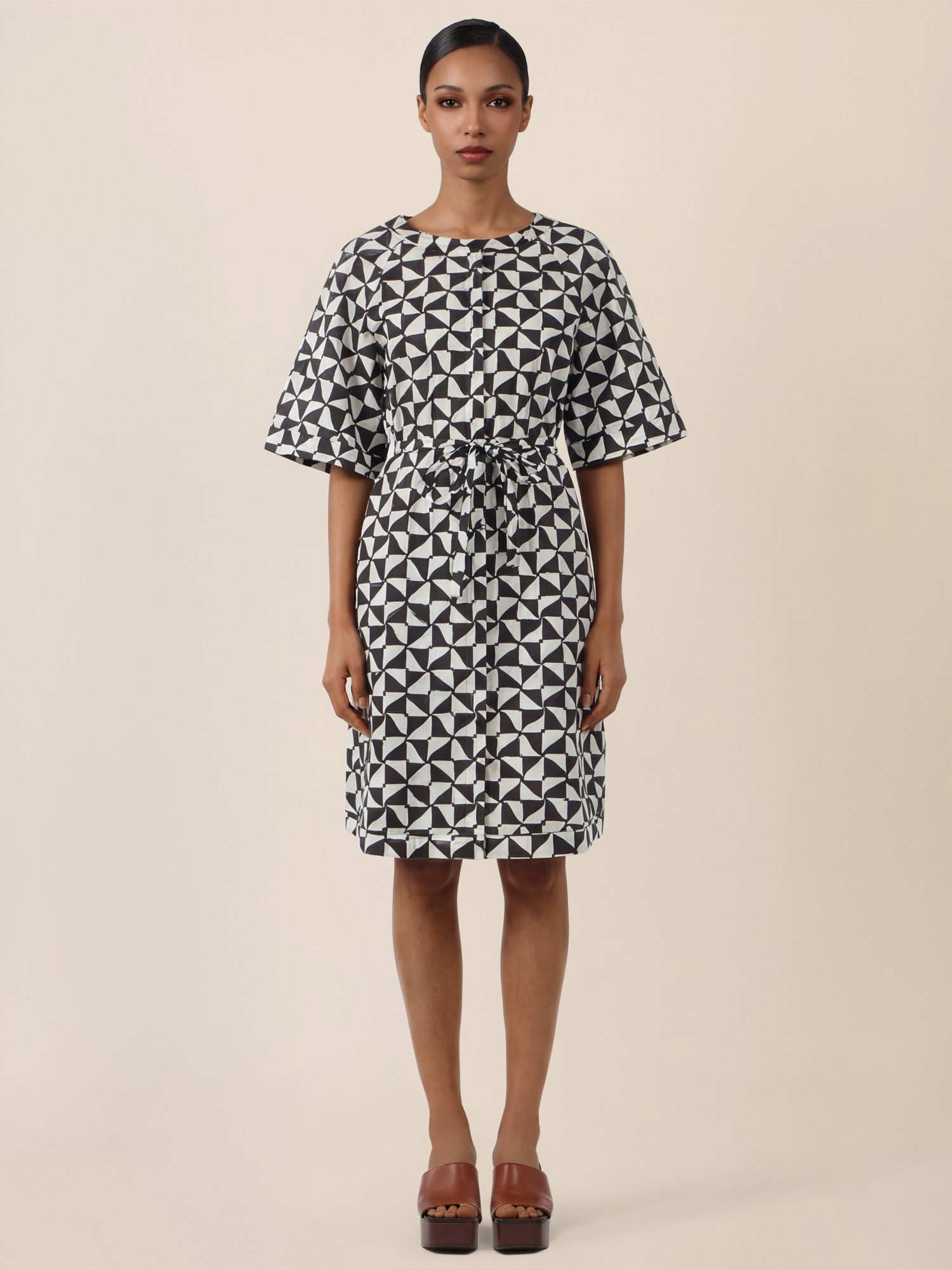 Apart Minikleid mit grafischem Print und Taillengürtel