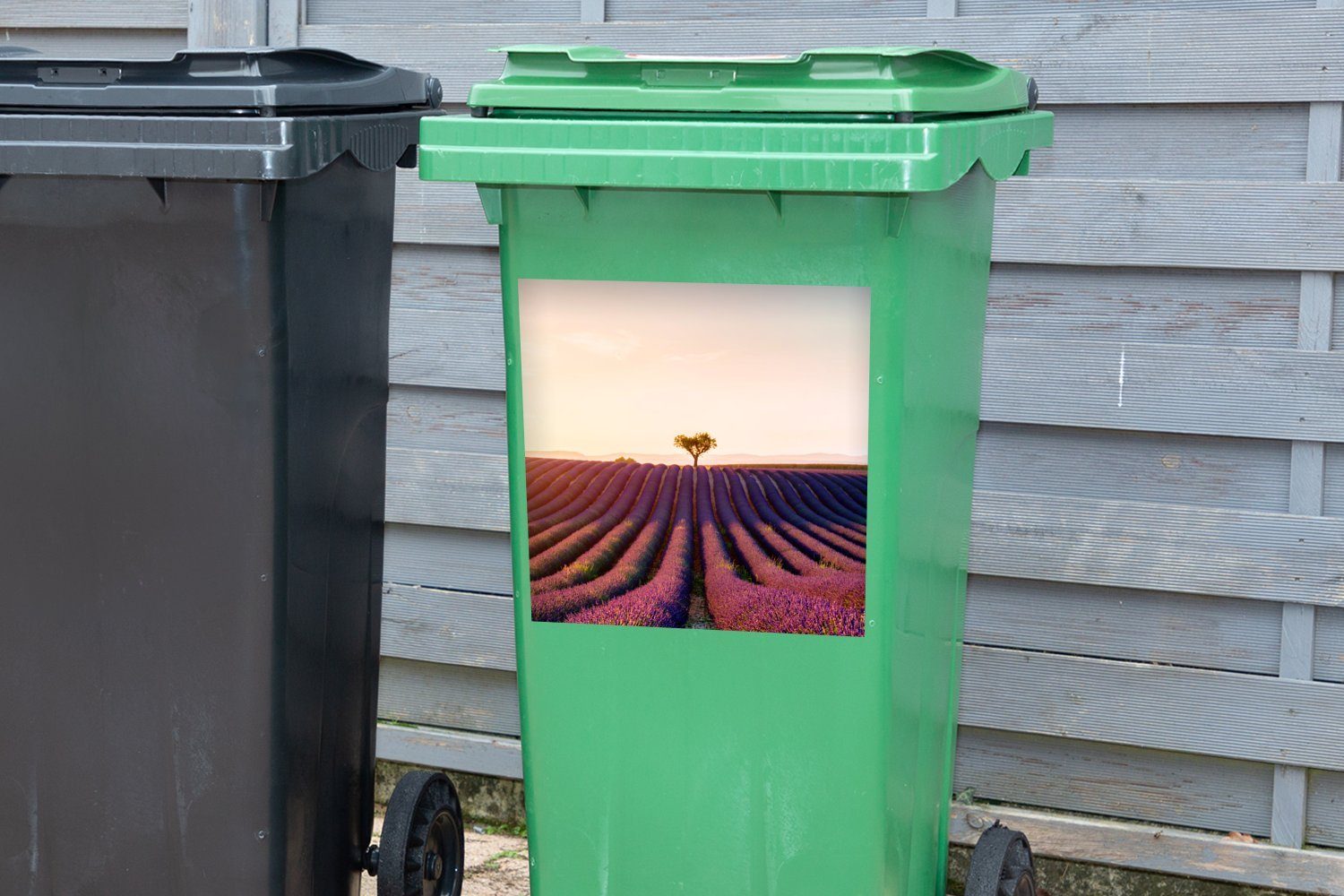 MuchoWow Wandsticker Lavendelfeldes St), violetten Bild (1 eines Mülleimer-aufkleber, Mülltonne, Container, in Abfalbehälter Valensole, Sticker, Frankreich