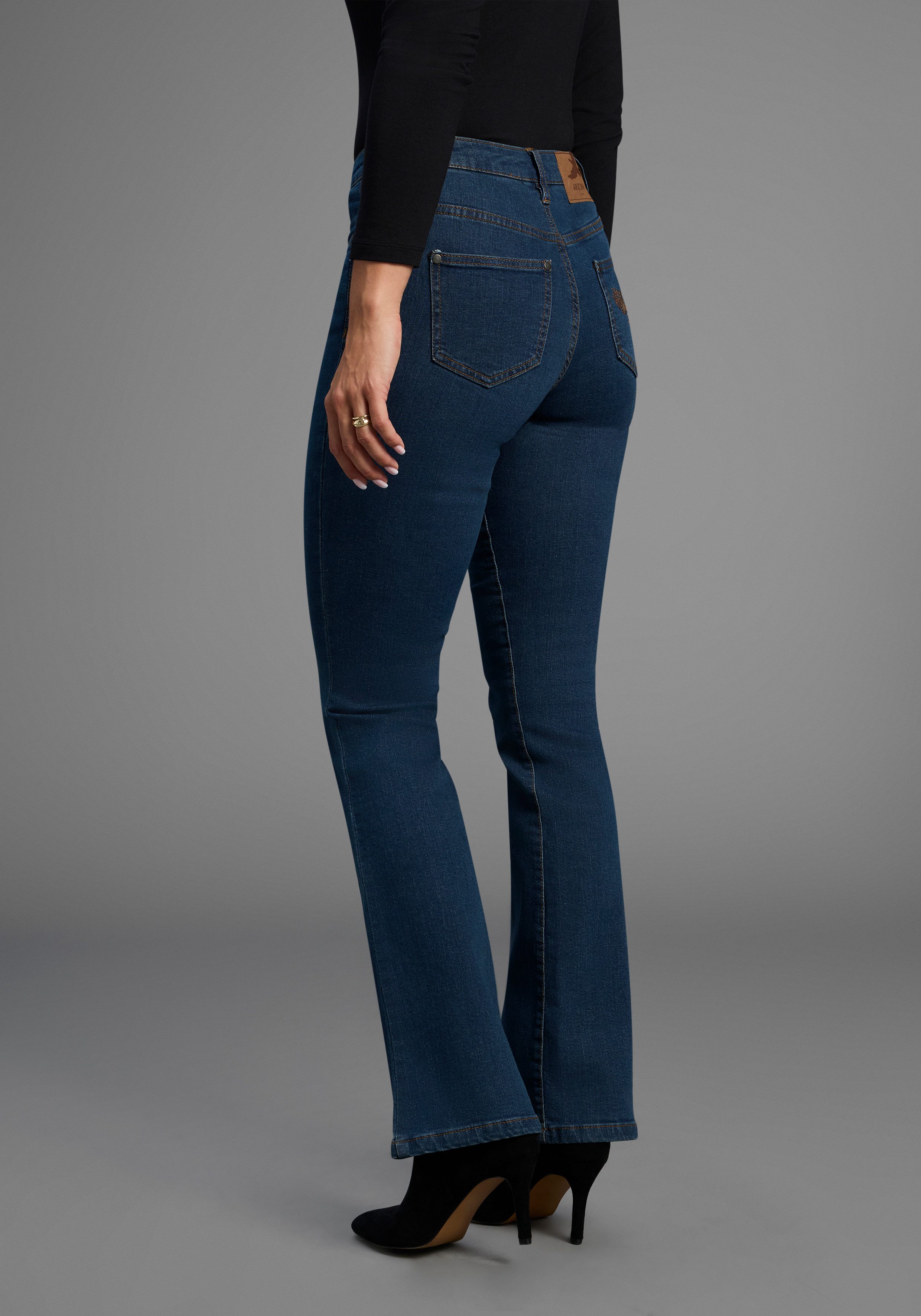 Arizona Bootcut-Jeans Comfort-Fit ausgestellte Beinform, mit Eingrifftaschen, High-Waist – Bild 2 von 5