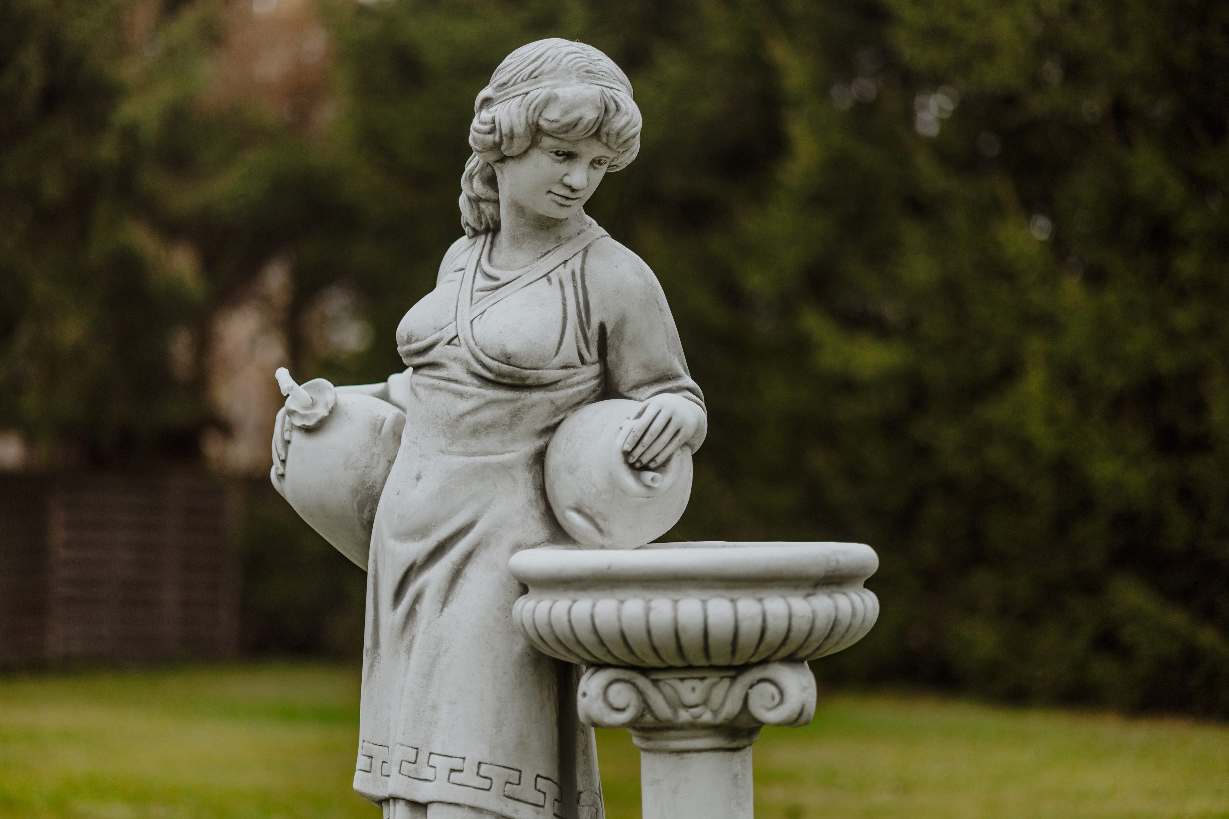 gartendekoparadies.de Gartenfigur Frau mit Vogeltränke Steinfigur 138 cm Steinguss 225 kg, Frostsicher