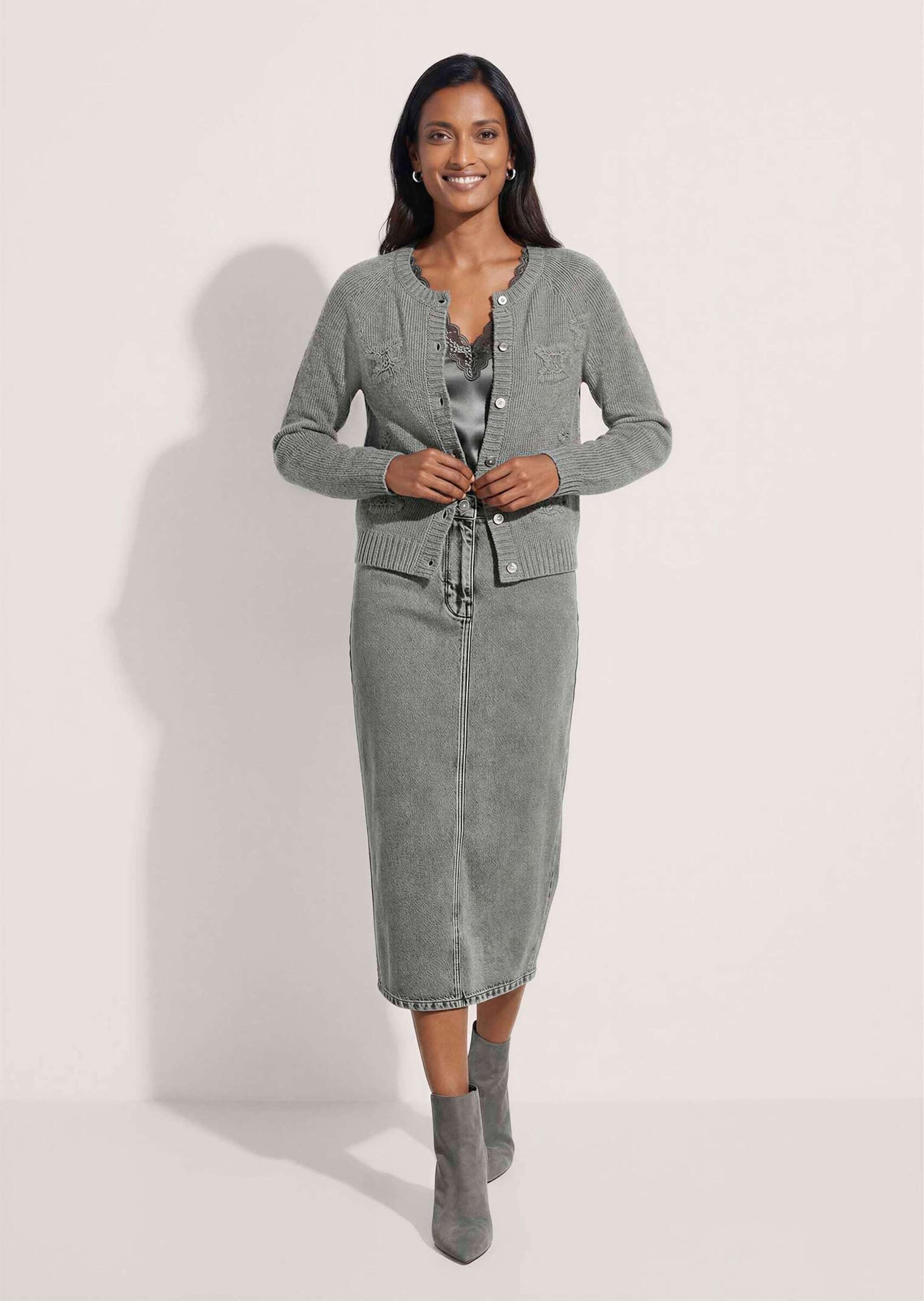 MADELEINE Strickpullover Kaschmir-Strickjacke mit Stickerei Perlmuttknöpfe, Raglanärmel & formstabile Rippbündchen